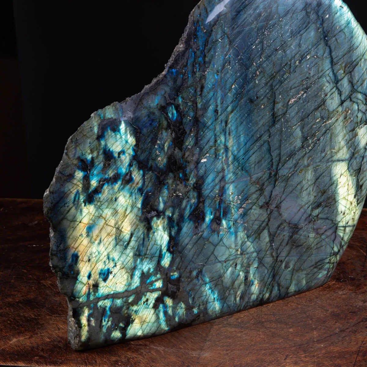 Labradorite del Madagascar: Capolavoro di Natura e Energia.