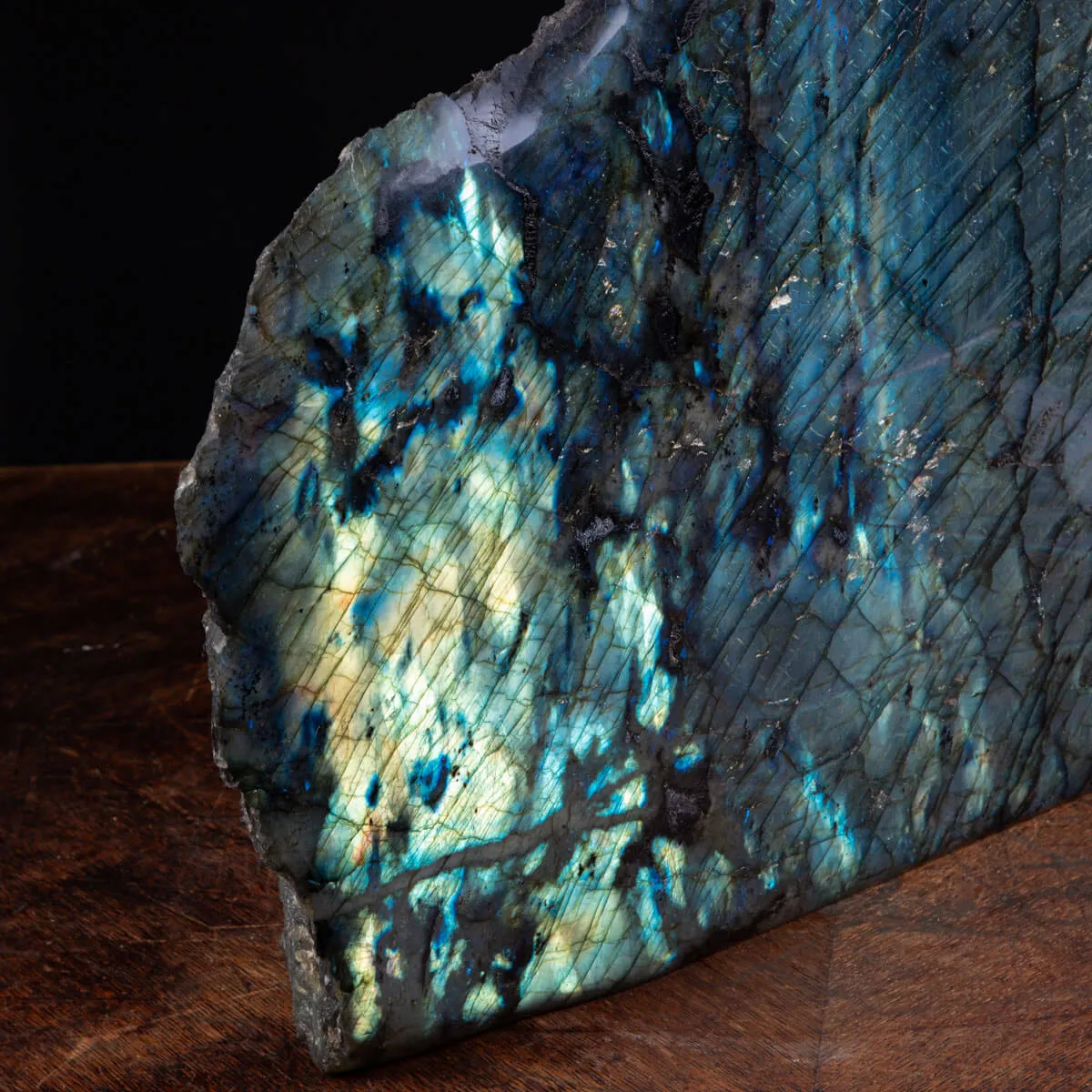 Labradorite del Madagascar: Capolavoro di Natura e Energia.