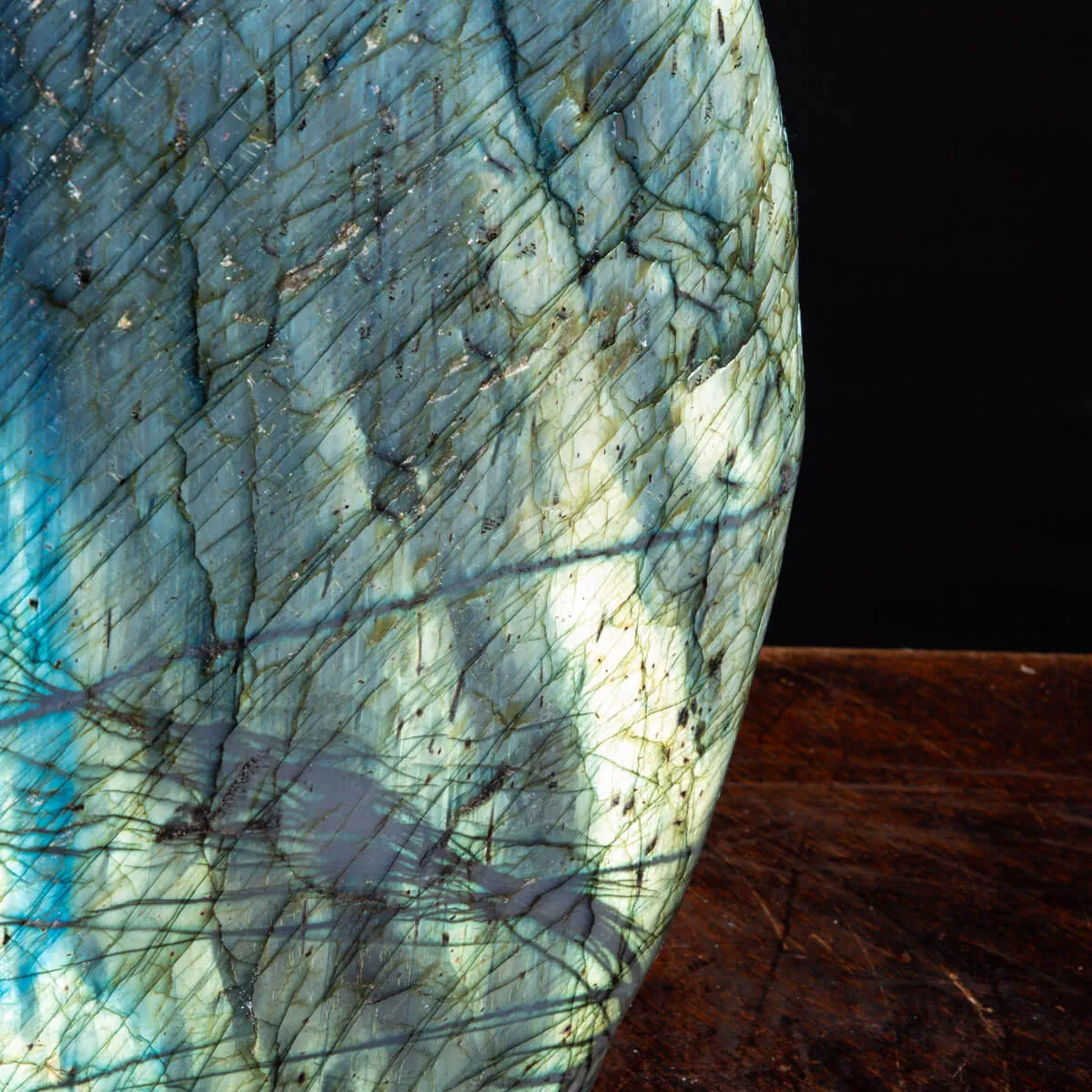 Labradorite del Madagascar: Capolavoro di Natura e Energia.