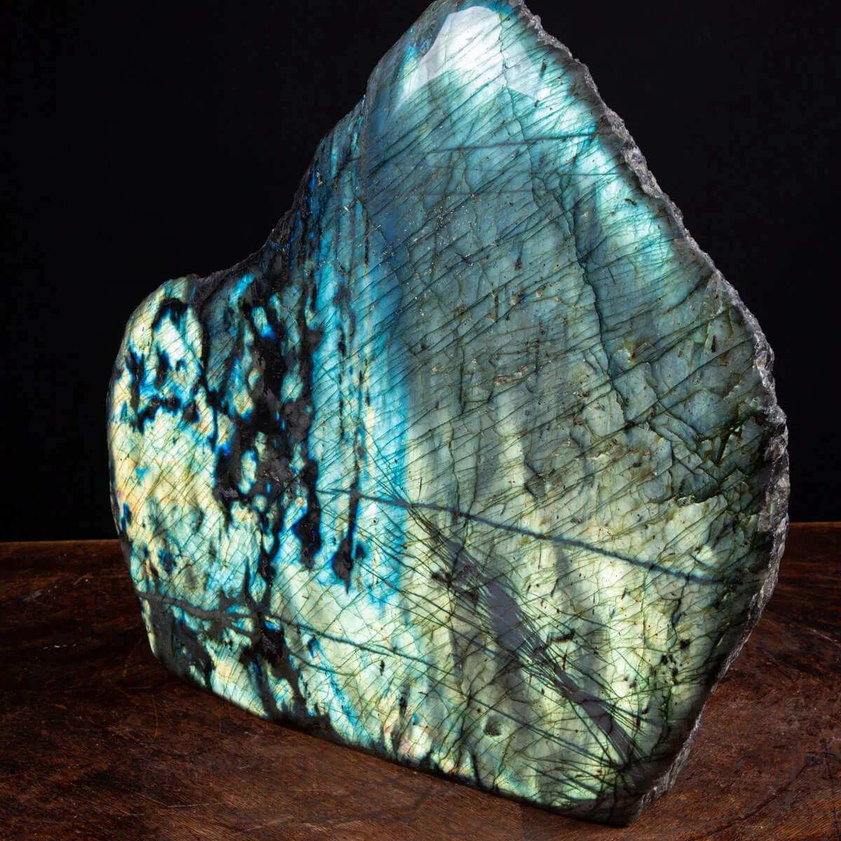 Labradorite del Madagascar: Capolavoro di Natura e Energia.