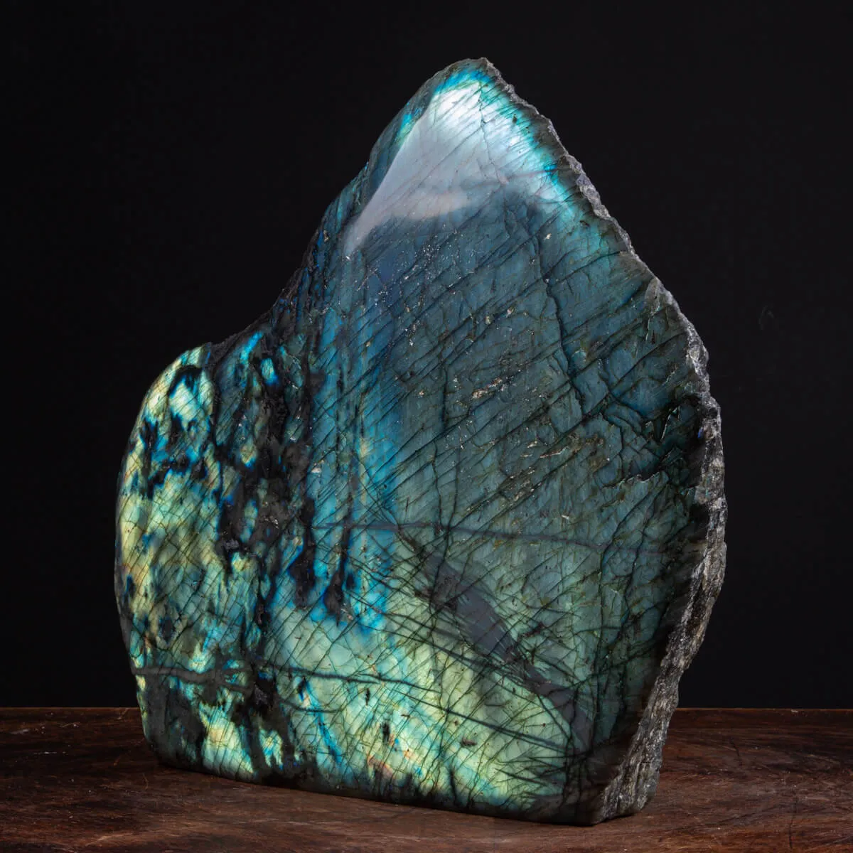 Labradorite del Madagascar: Capolavoro di Natura e Energia.