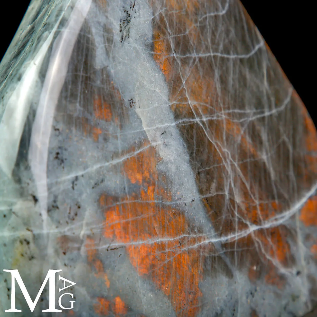 Labradorite – Riflessi Arancio-Oro Unici