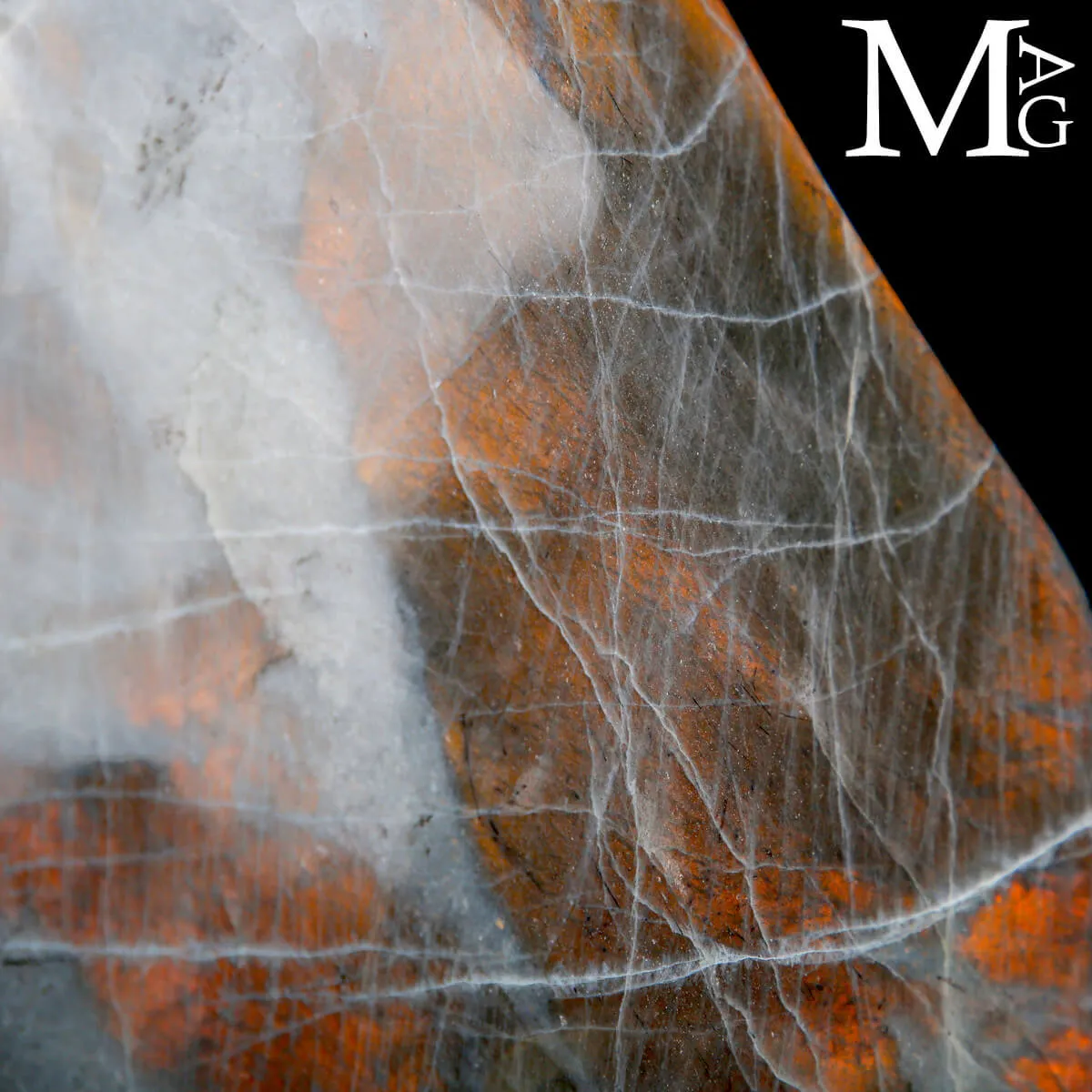 Labradorite – Riflessi Arancio-Oro Unici