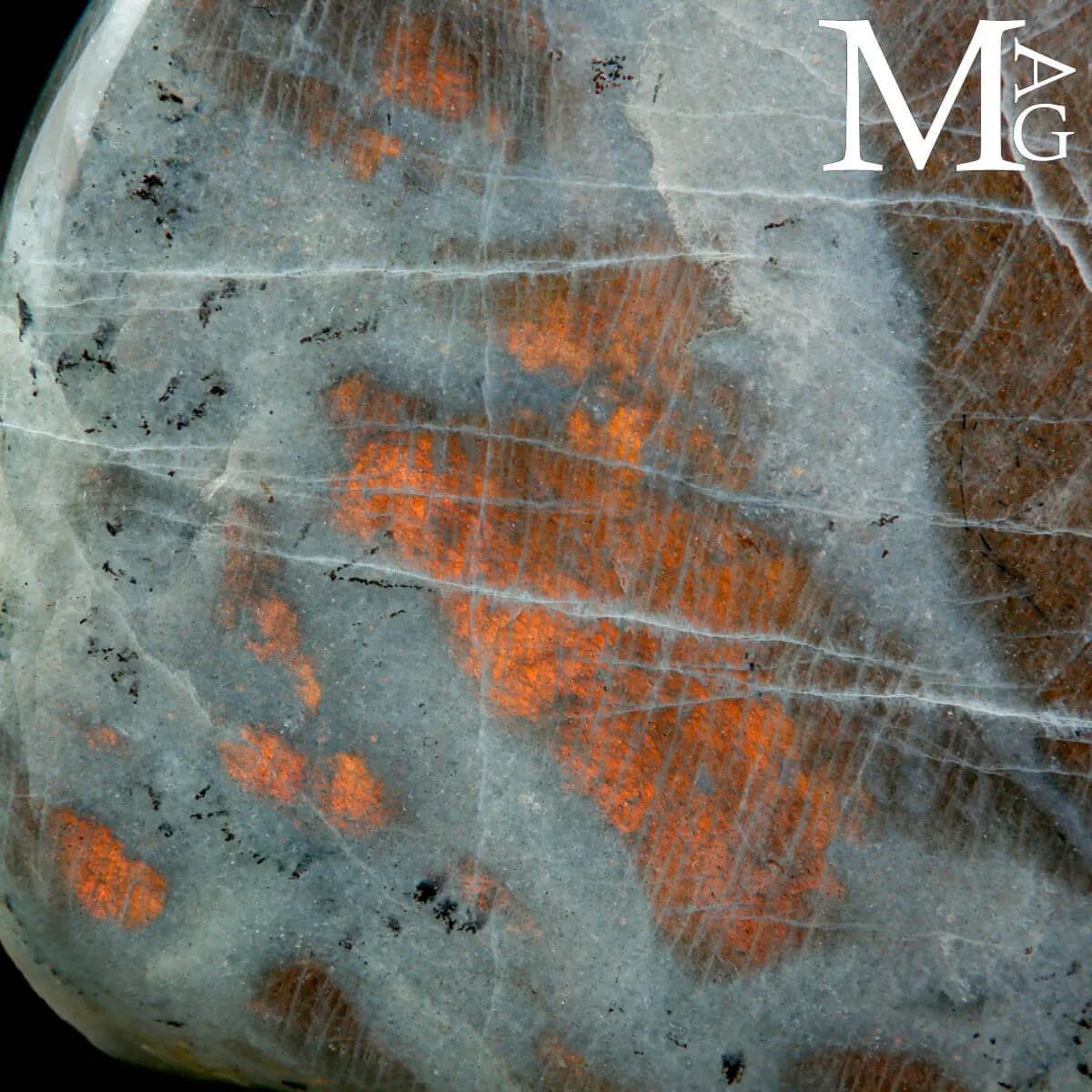 Labradorite – Riflessi Arancio-Oro Unici