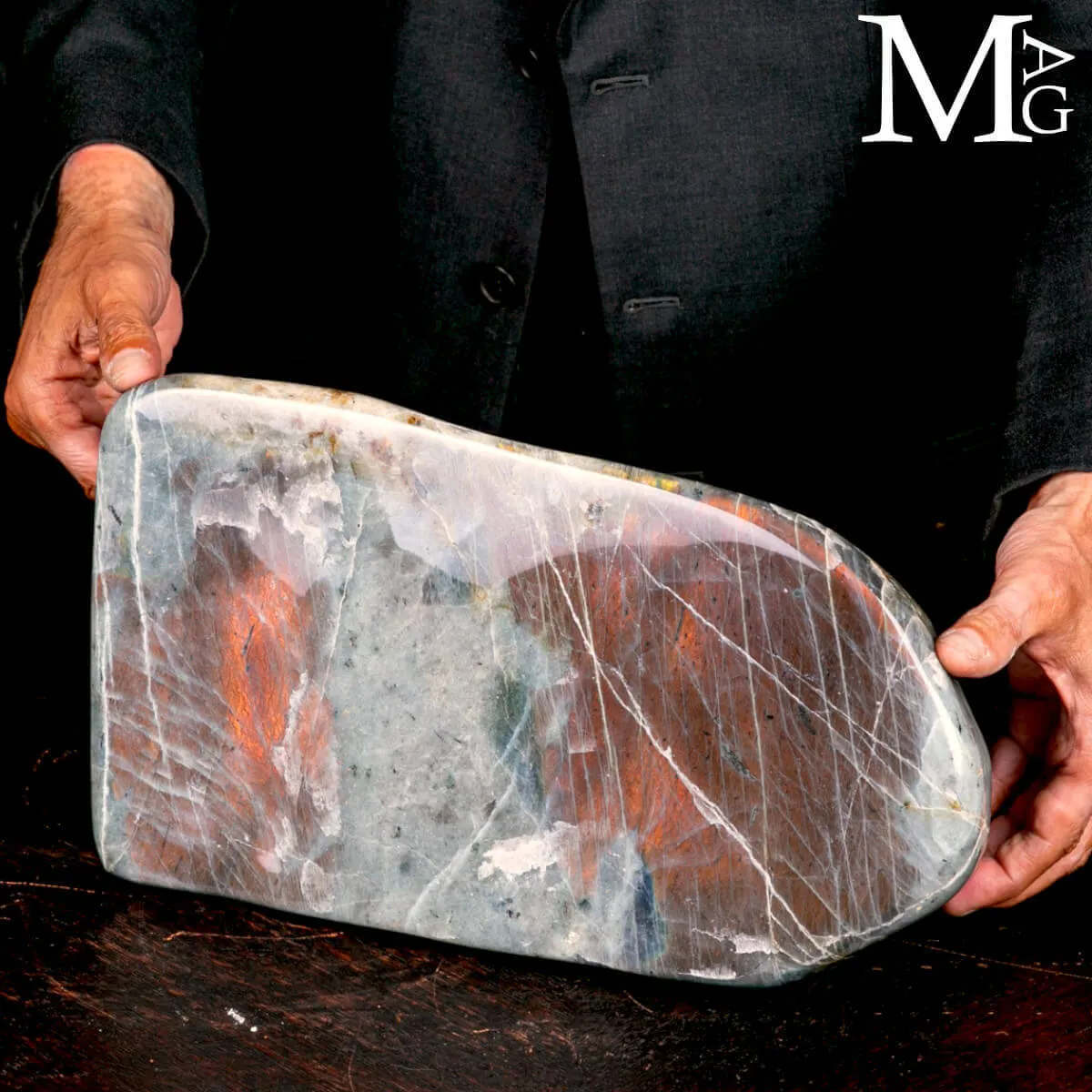 Grande Blocco di Labradorite – Riflessi Aranciati.