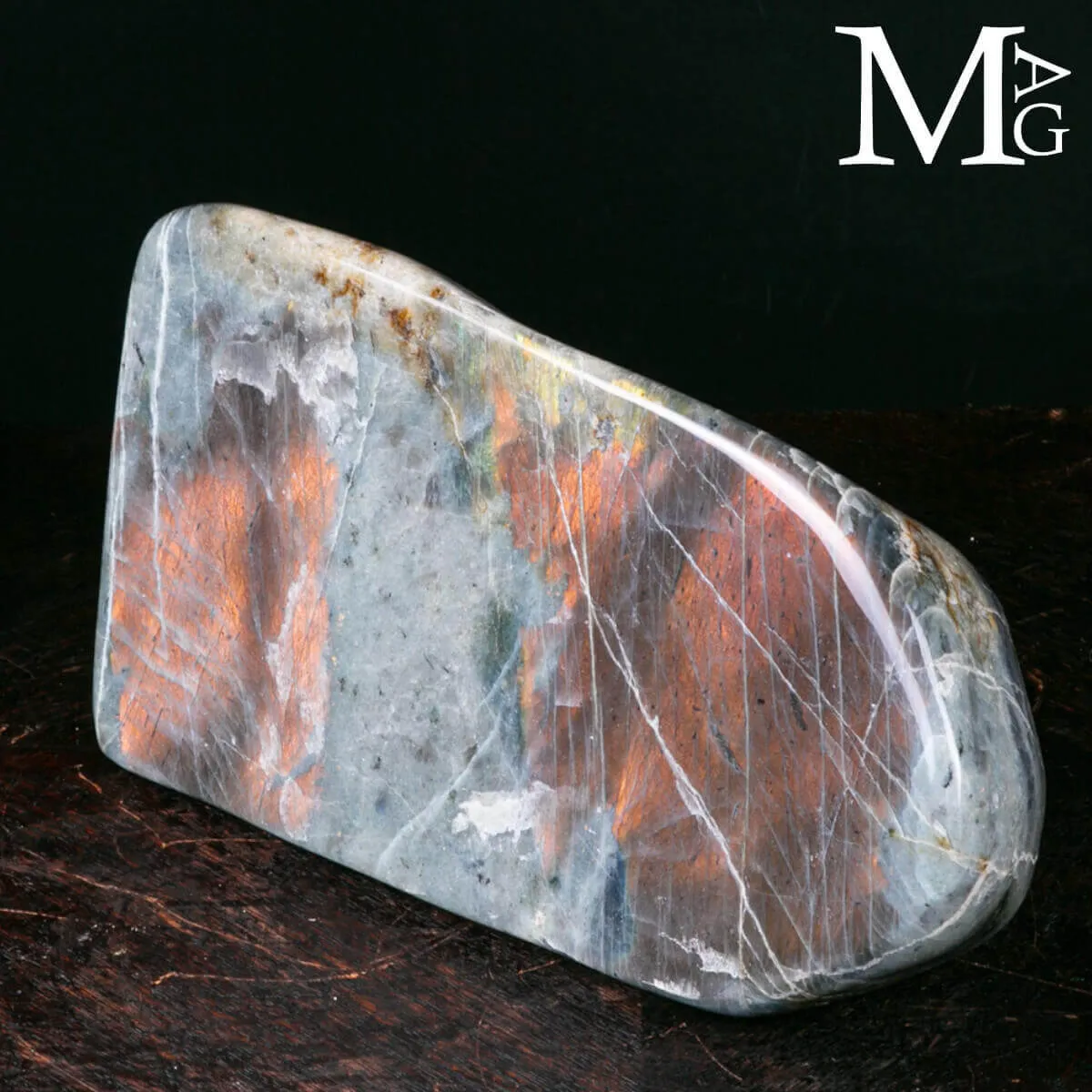 Grande Blocco di Labradorite – Riflessi Aranciati.