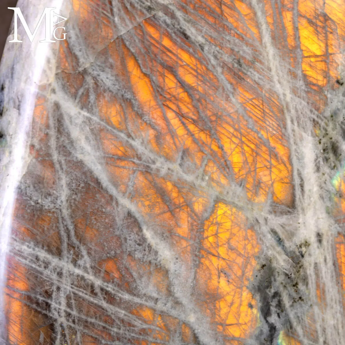 Labradorite del Madagascar – Riflessi Arancio Oro.