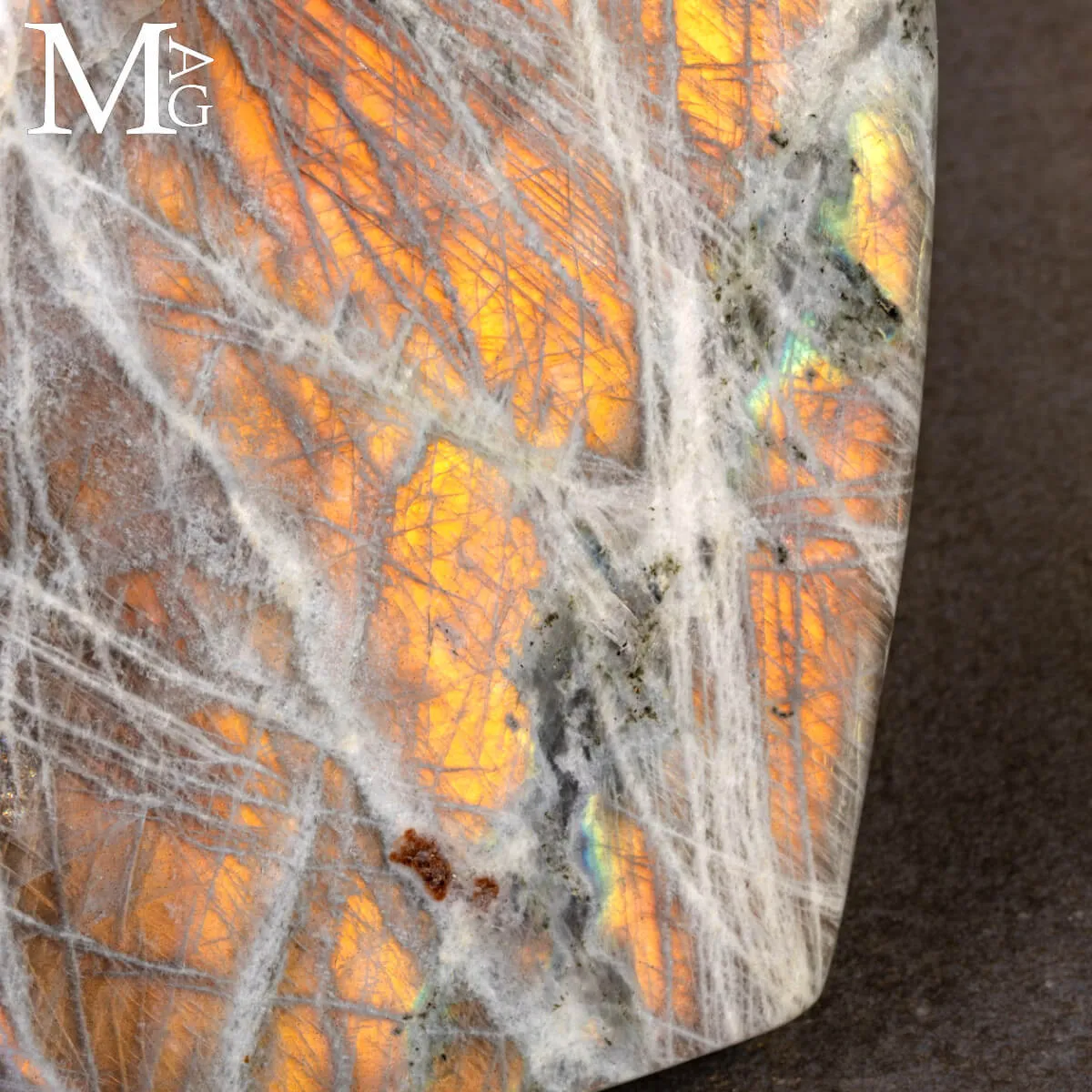 Labradorite del Madagascar – Riflessi Arancio Oro.