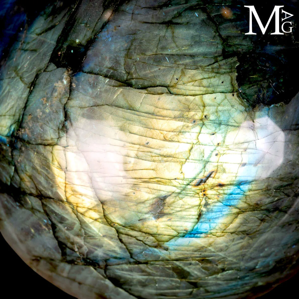 Sfera di Labradorite del Madagascar – Luce, mistero e metamorfosi