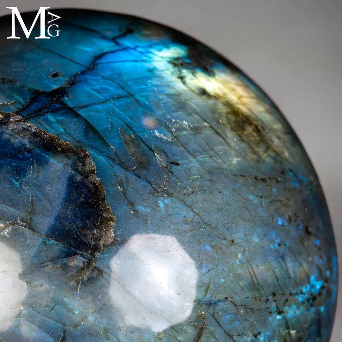 Sfera in Labradorite intagliata da blocco naturale.