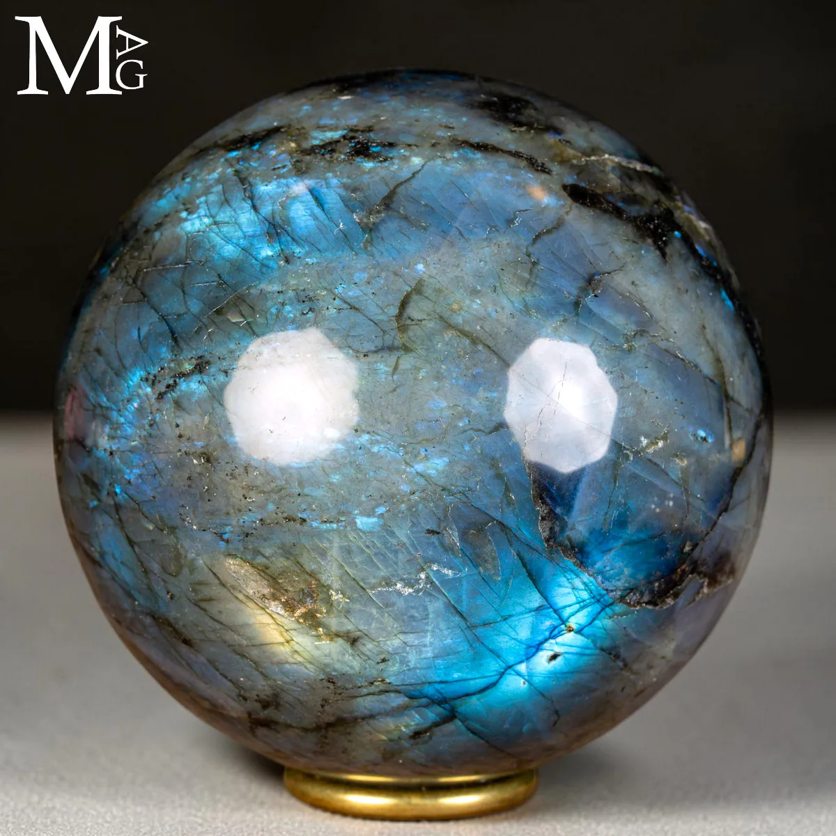 Sfera in Labradorite intagliata da blocco naturale.