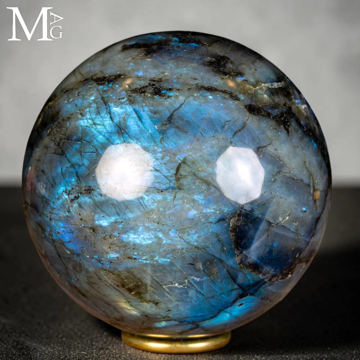 Sfera in Labradorite intagliata da blocco naturale.