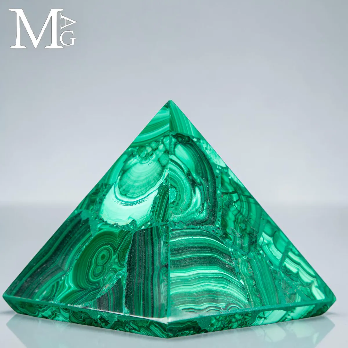 Piramide in Malachite - forma e Materia.