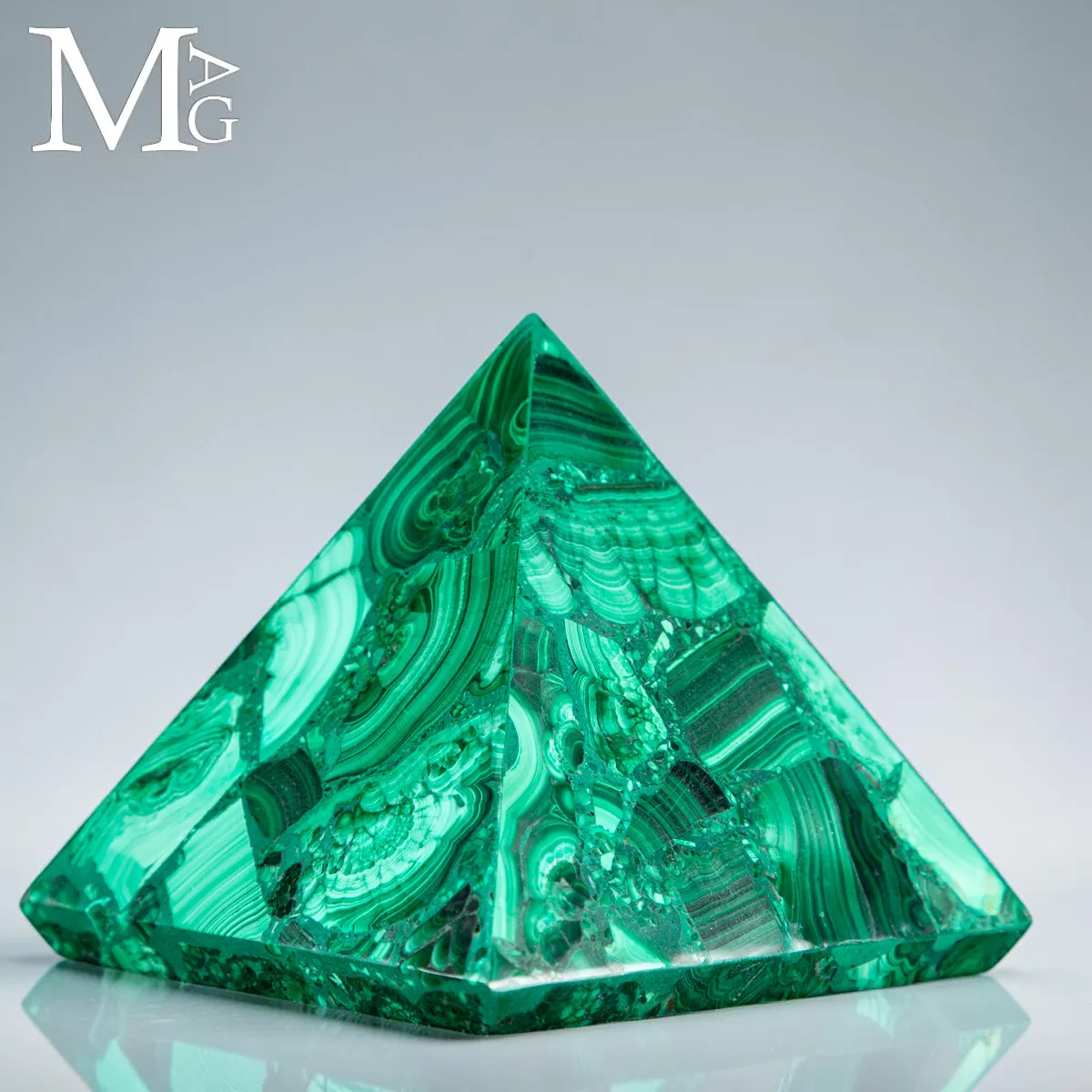 Piramide in Malachite - forma e Materia.