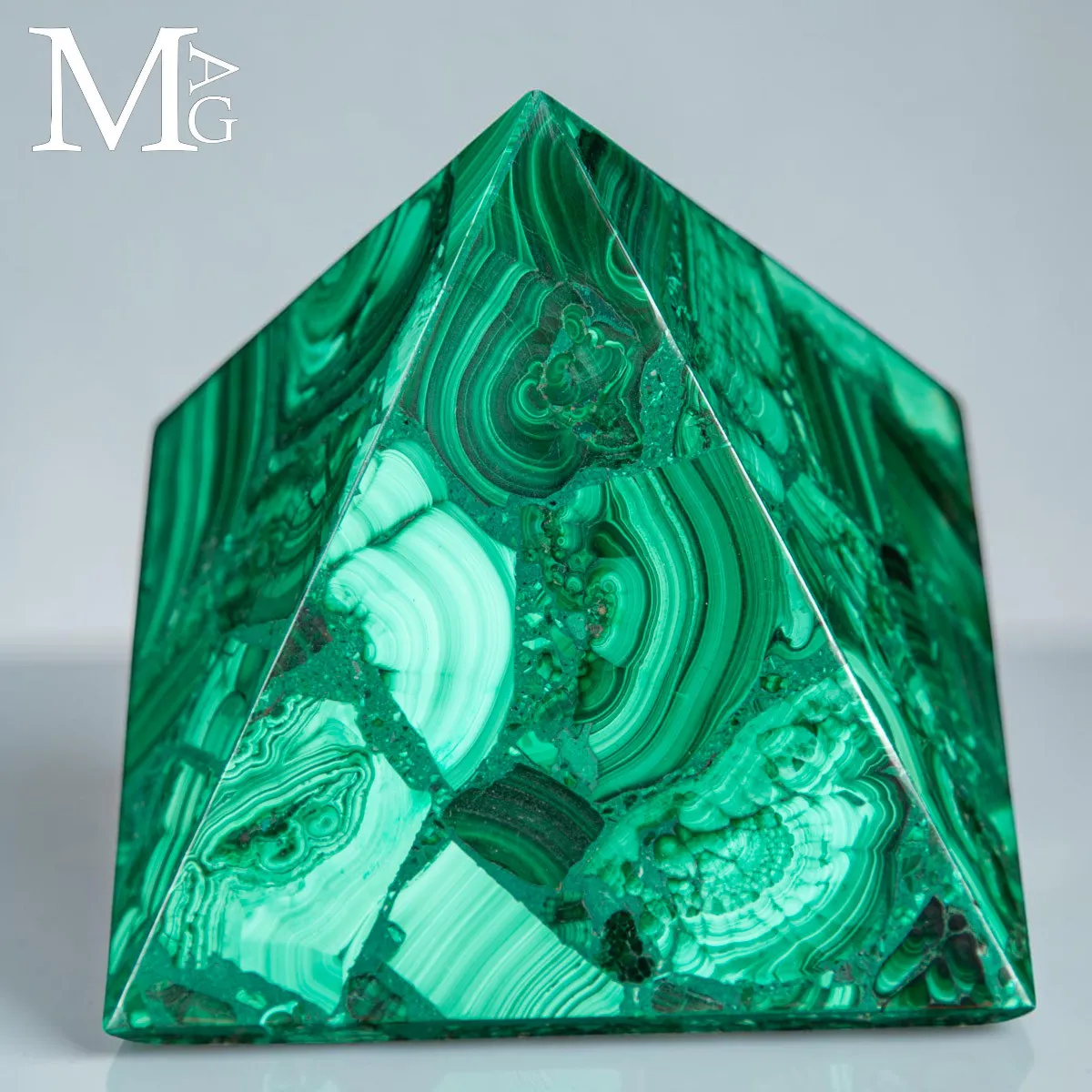 Piramide in Malachite - forma e Materia.