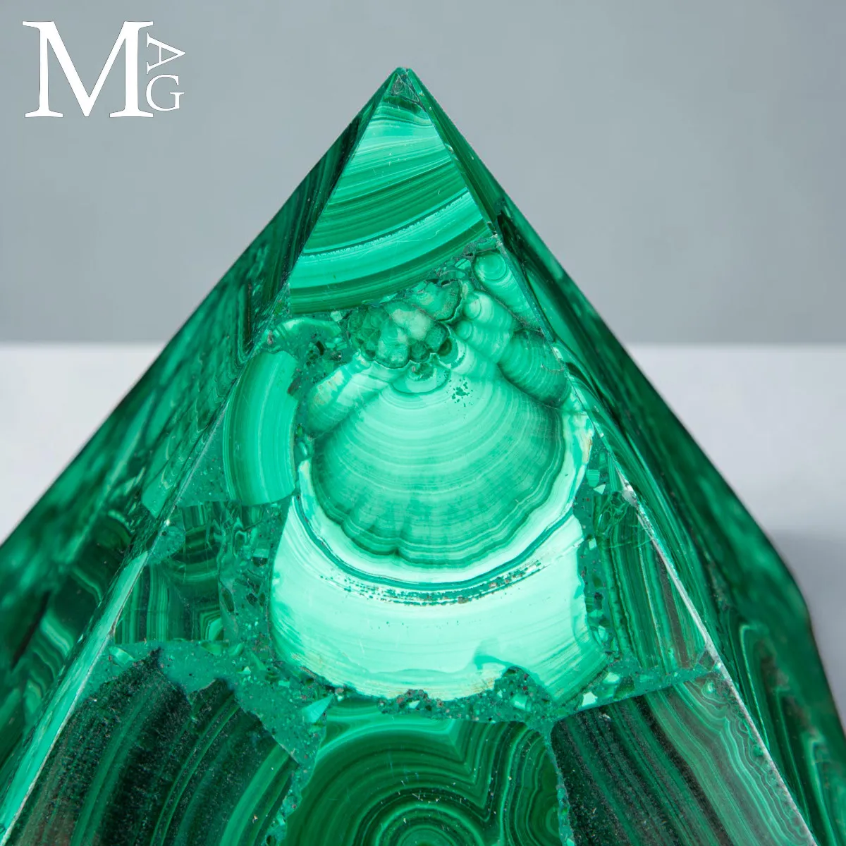 Piramide in Malachite - forma e Materia.