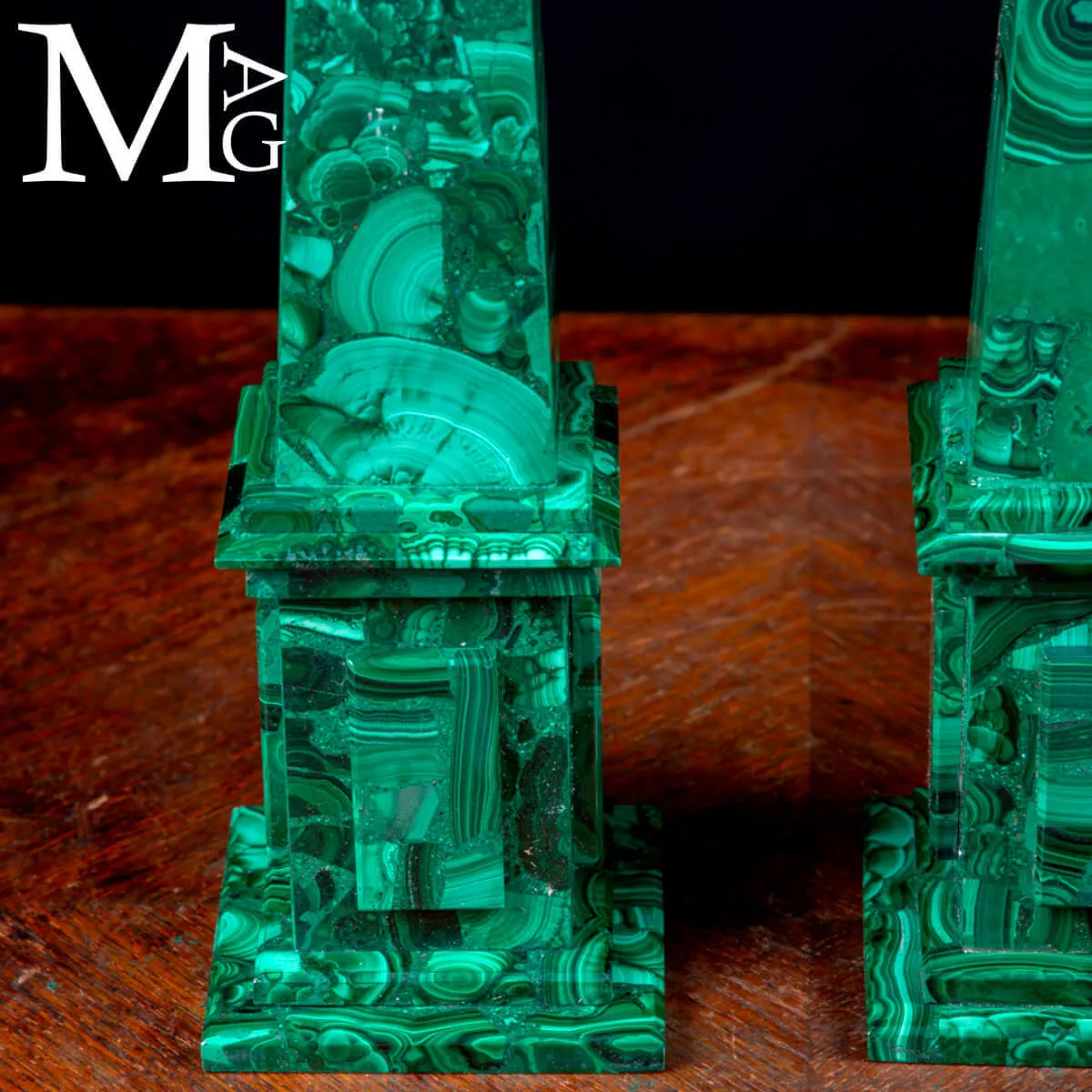 Coppia di Obelischi Ornamentali in Malachite Naturale a Mosaico