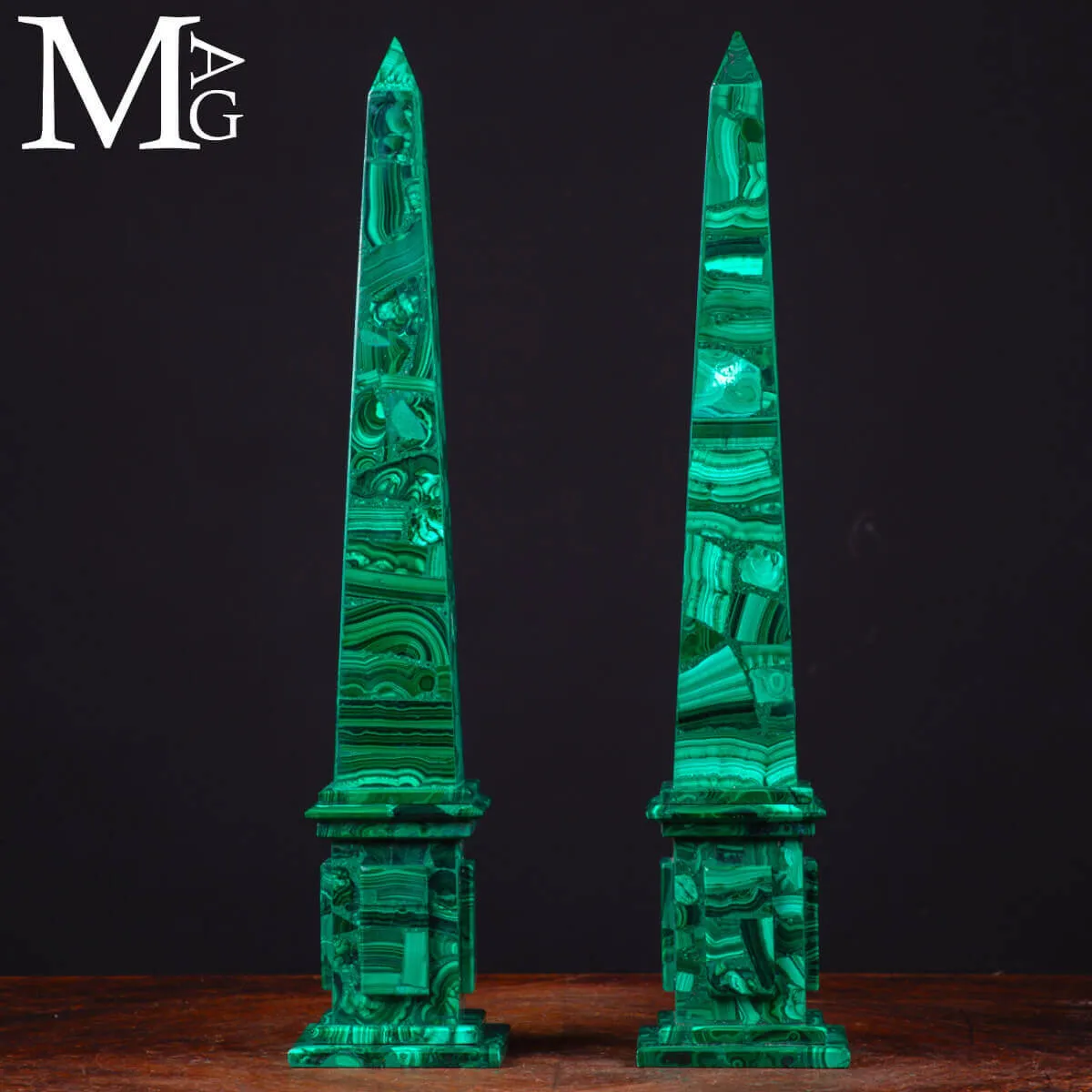 Coppia di Obelischi Ornamentali in Malachite Naturale a Mosaico