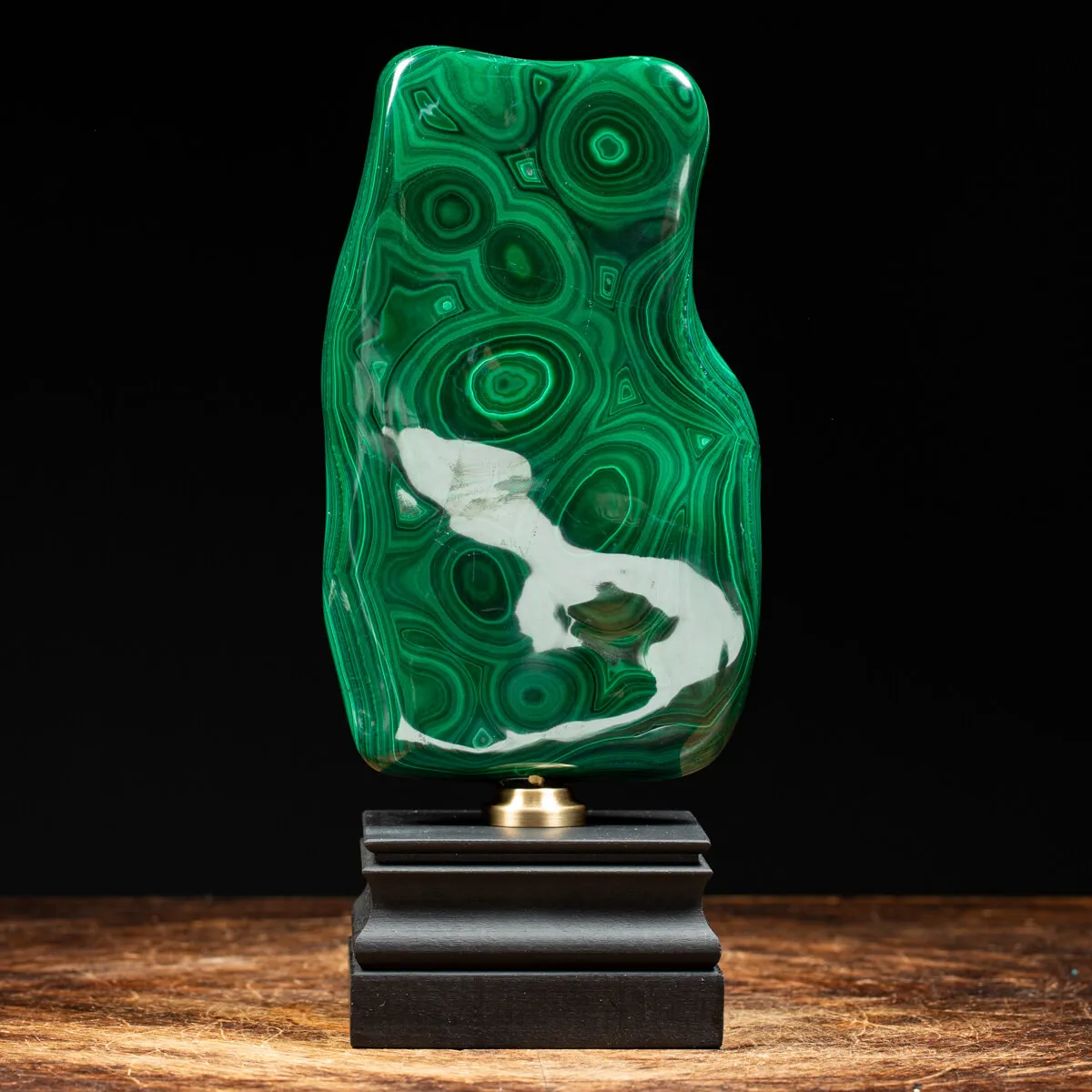 Malachite su piedistallo in legno e ottone