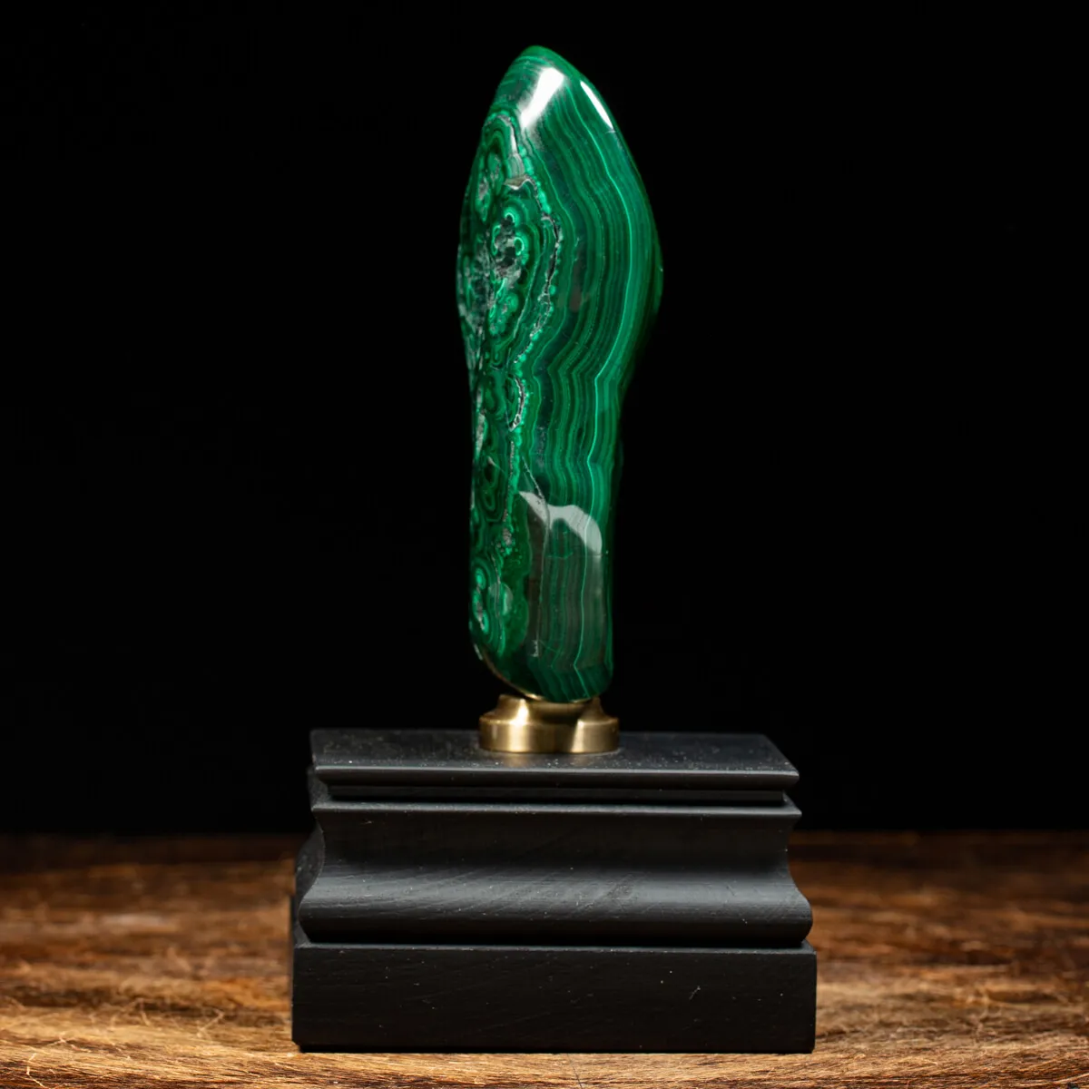 Malachite su piedistallo in legno e ottone