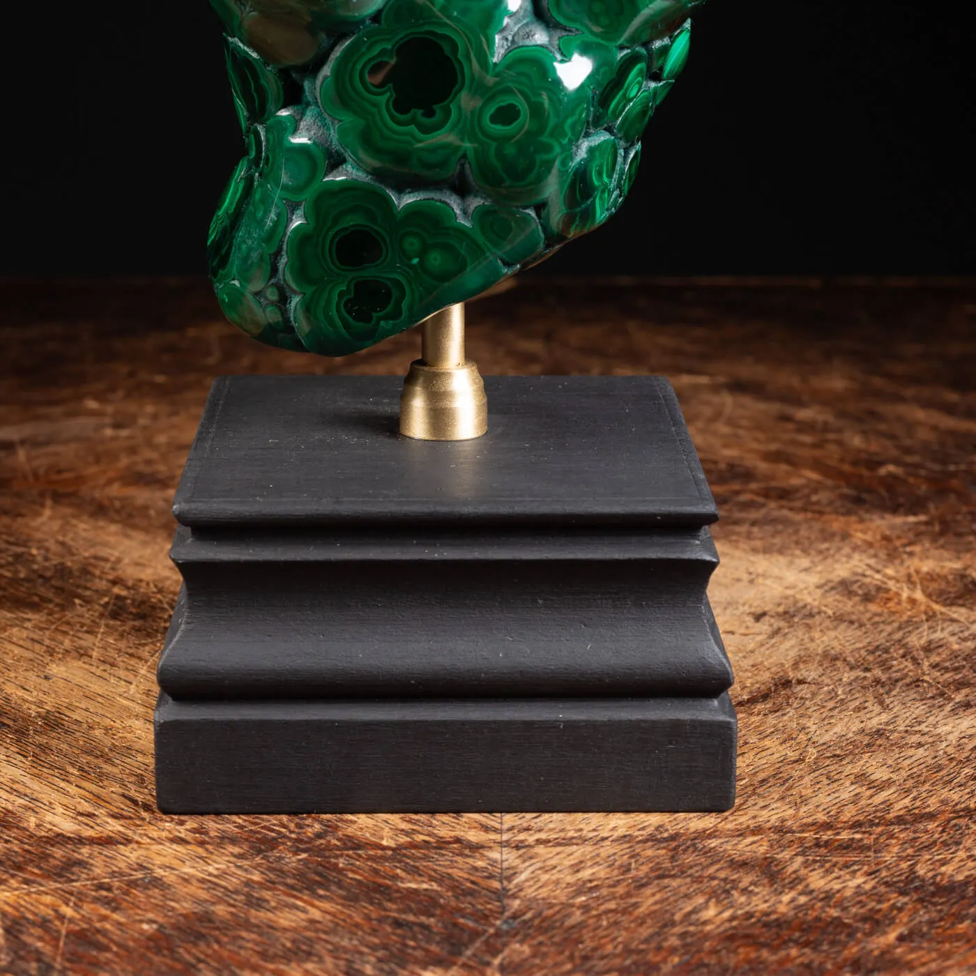 Malachite su piedistallo in legno e ottone