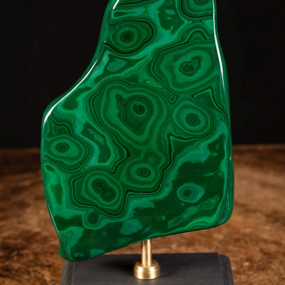 Malachite su piedistallo in legno e ottone