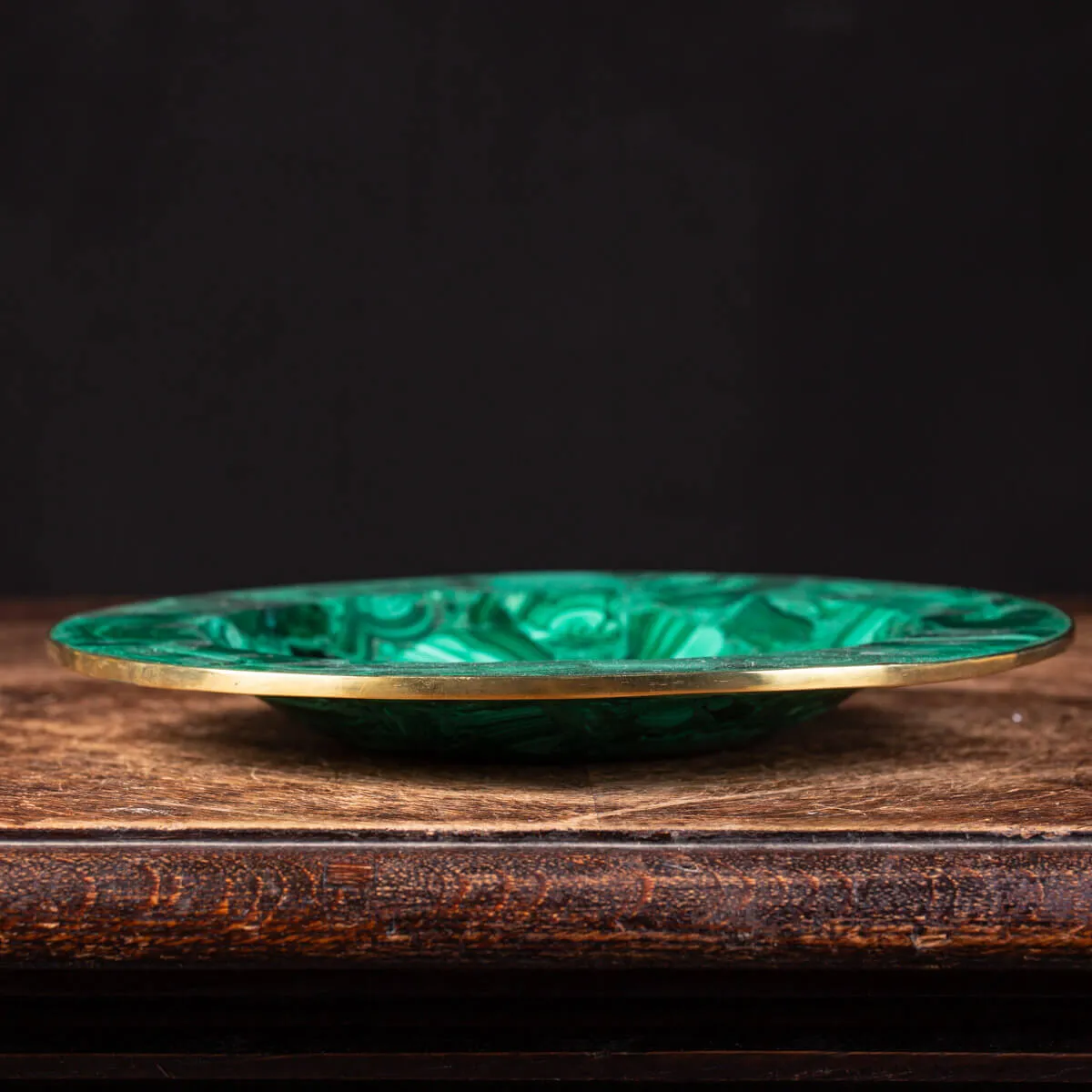 Piatto in malachite naturale: un gioiello dell'artigianato e dell'arte decorativa.
