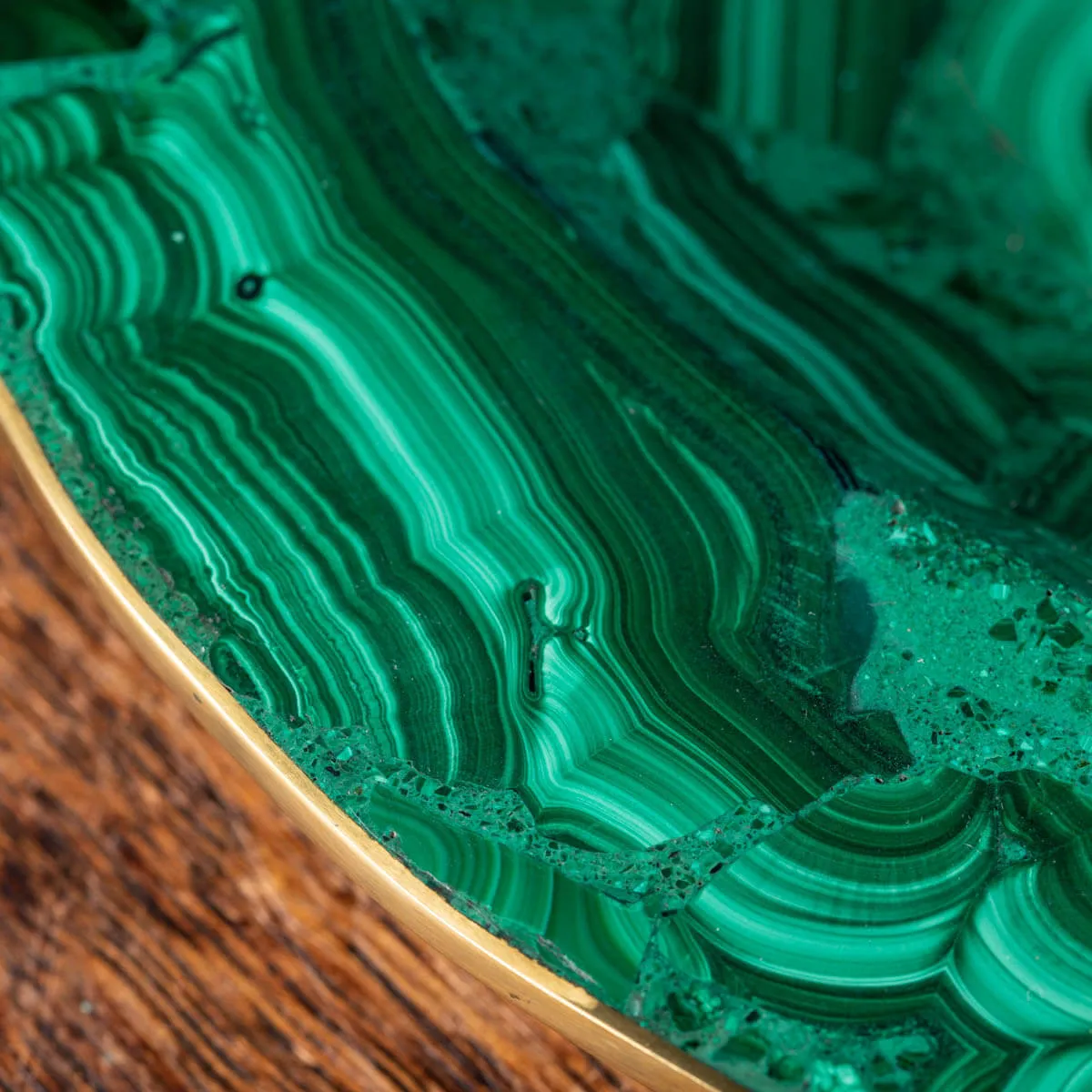 Piatto in malachite naturale: un gioiello dell'artigianato e dell'arte decorativa.