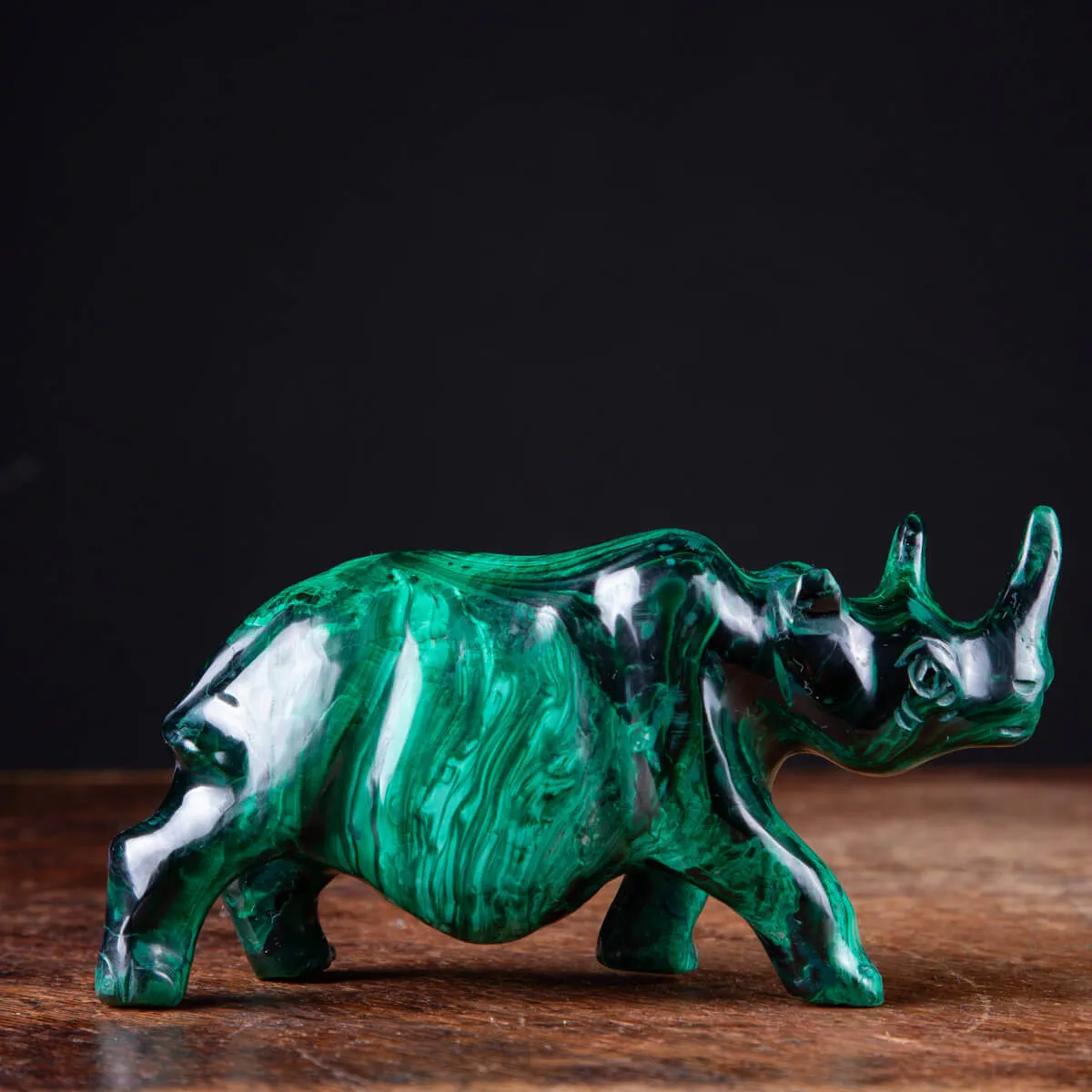 Rinoceronte in Malachite: Potenza e Bellezza.