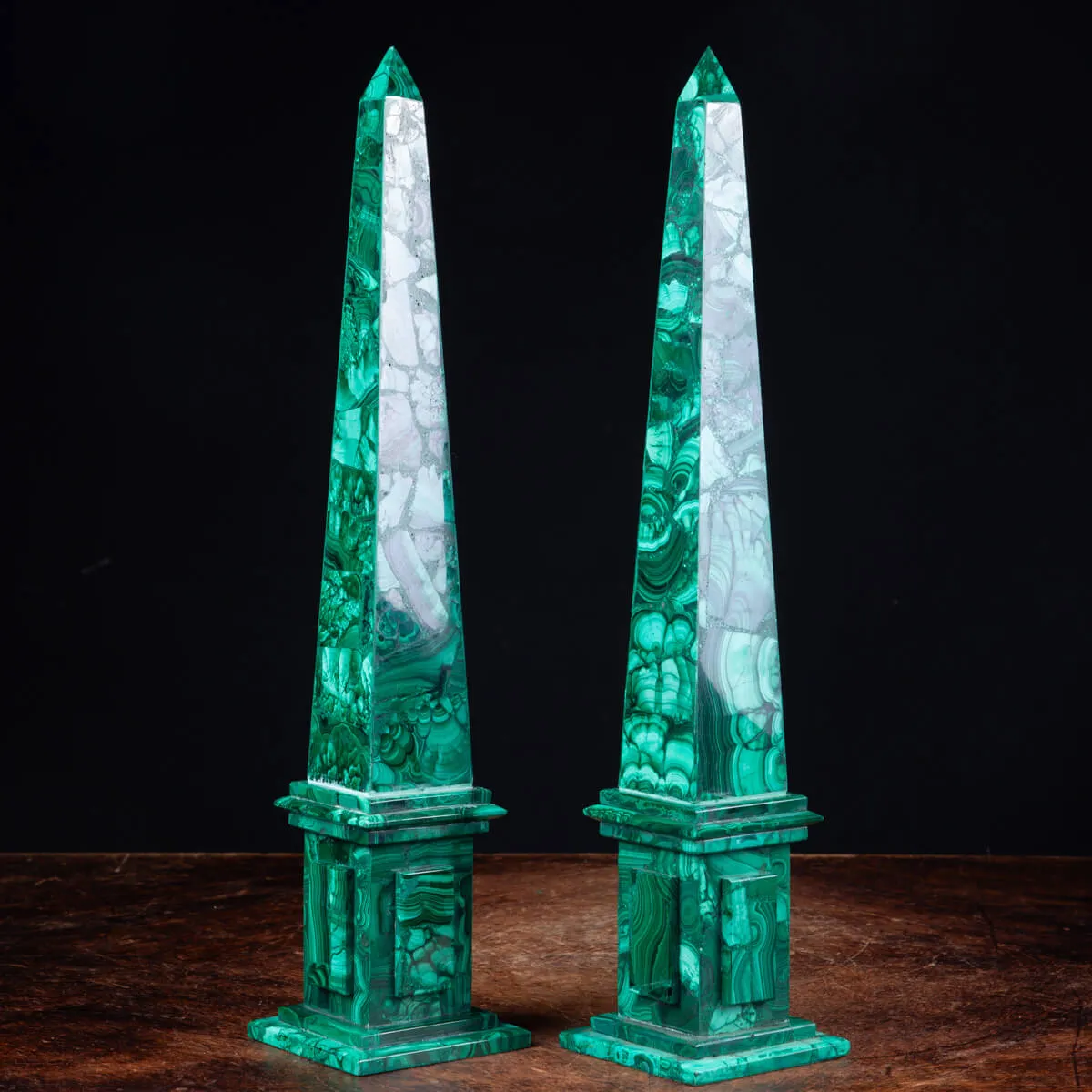 Obelischi di Malachite: Eleganza Naturale e Trasformazione Positiva.
