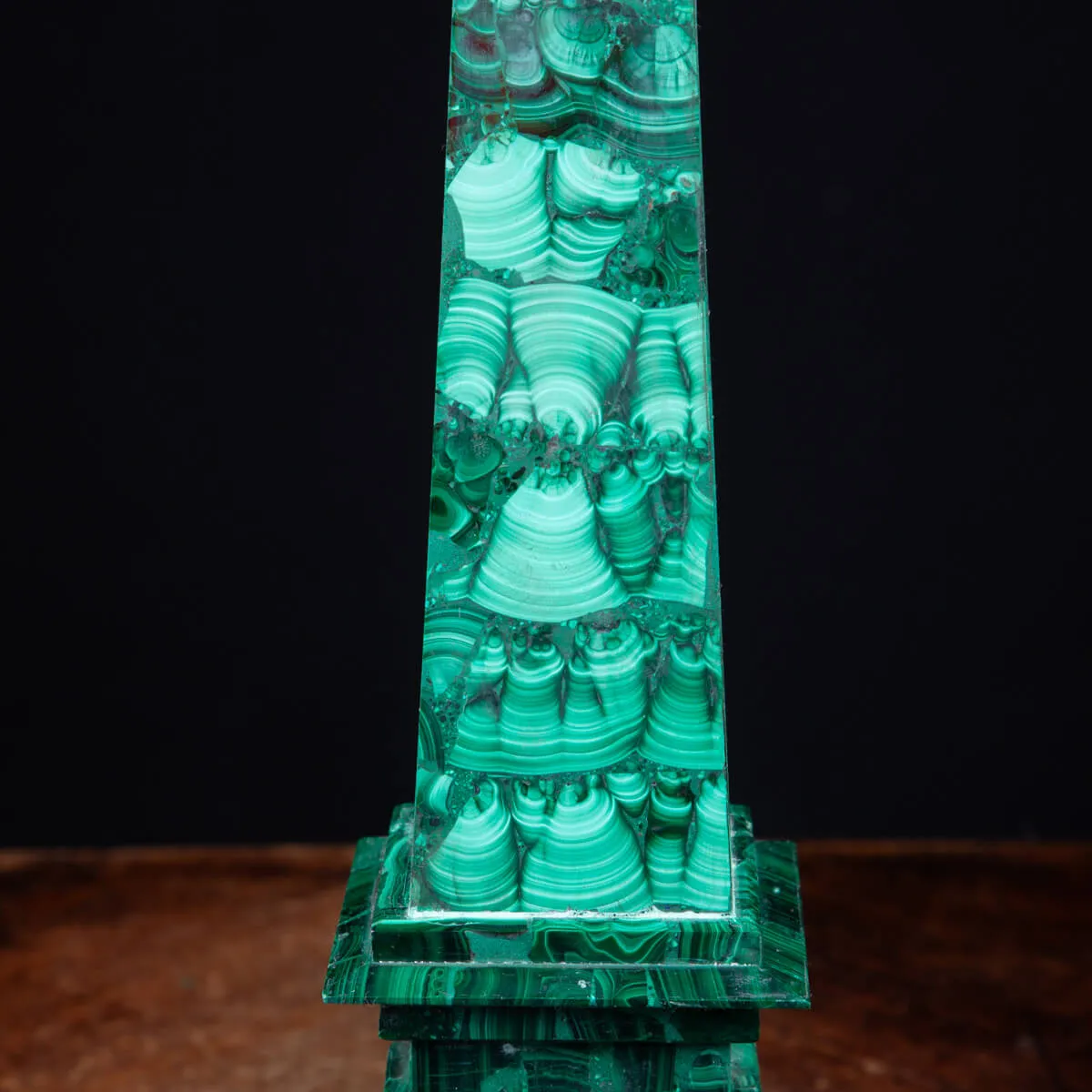 Obelischi di Malachite: Opere d'Arte Energetiche per la Tua Casa.