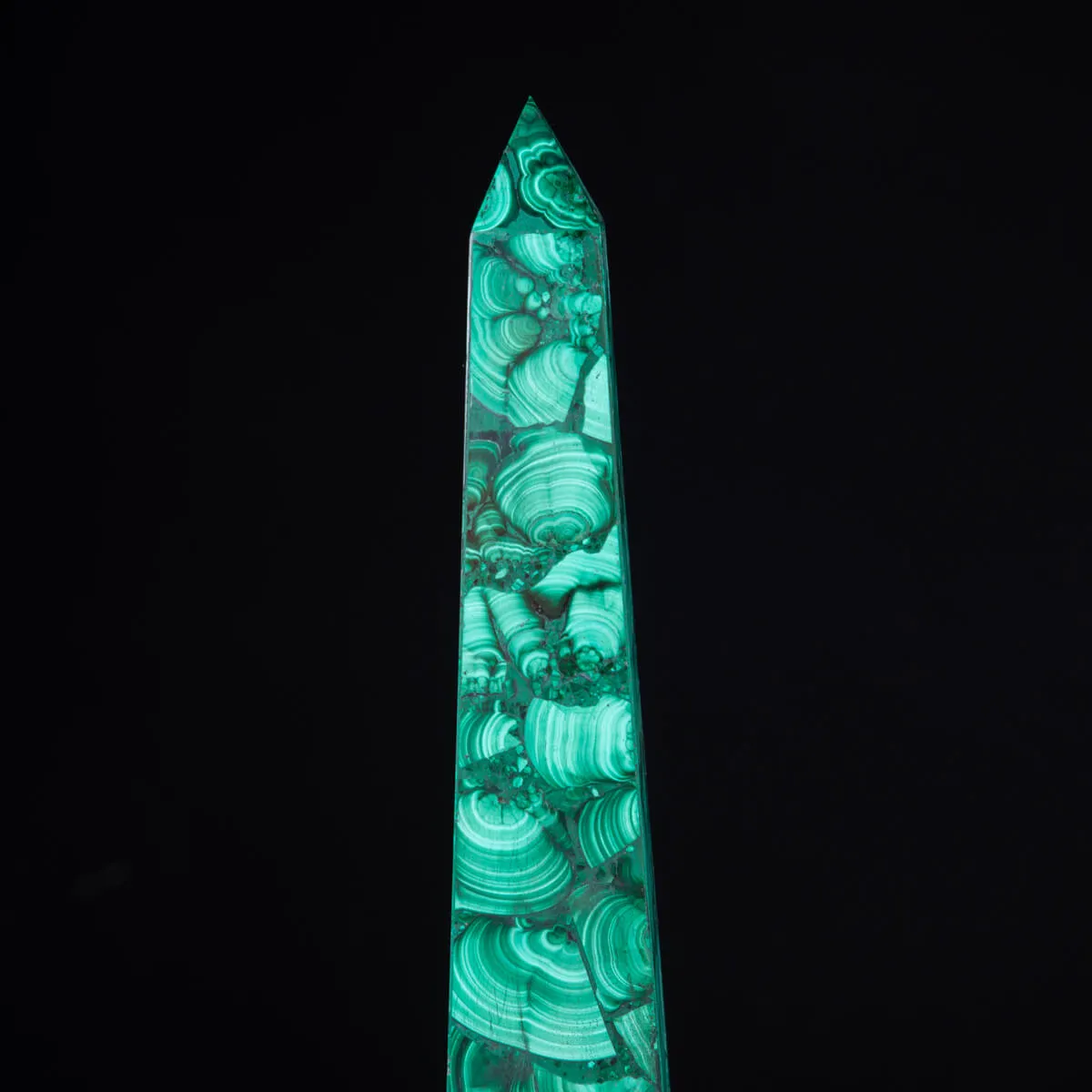 Obelischi di Malachite: Opere d'Arte Energetiche per la Tua Casa.