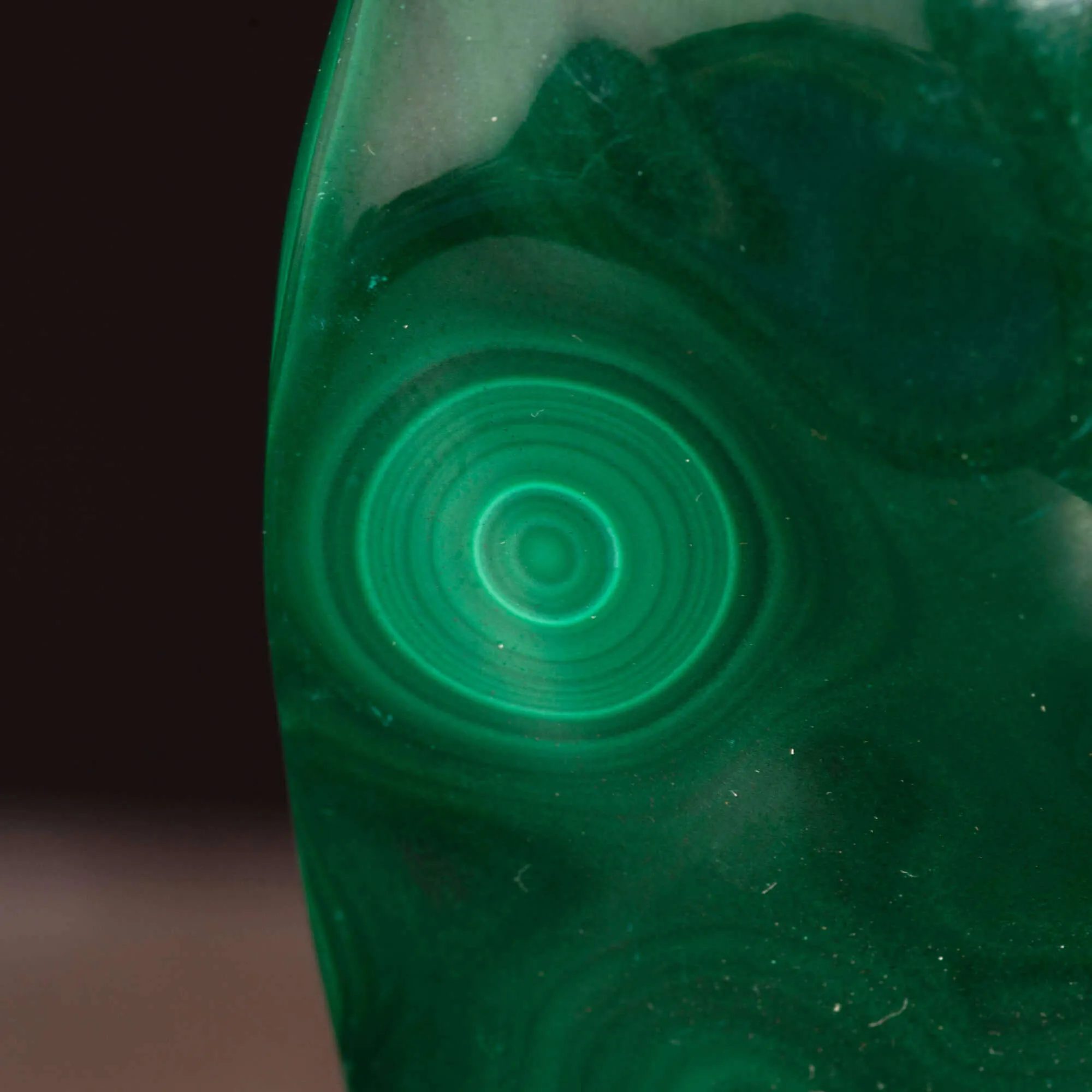 Malachite Naturale con Base in Legno e Ottone.