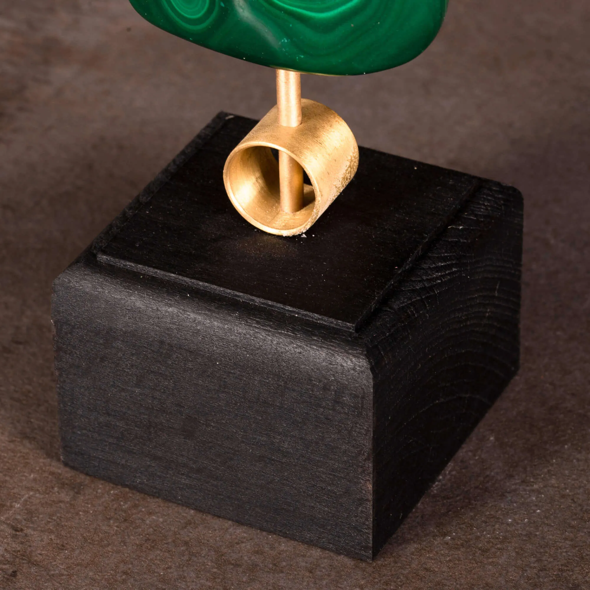 Malachite Naturale con Base in Legno e Ottone.
