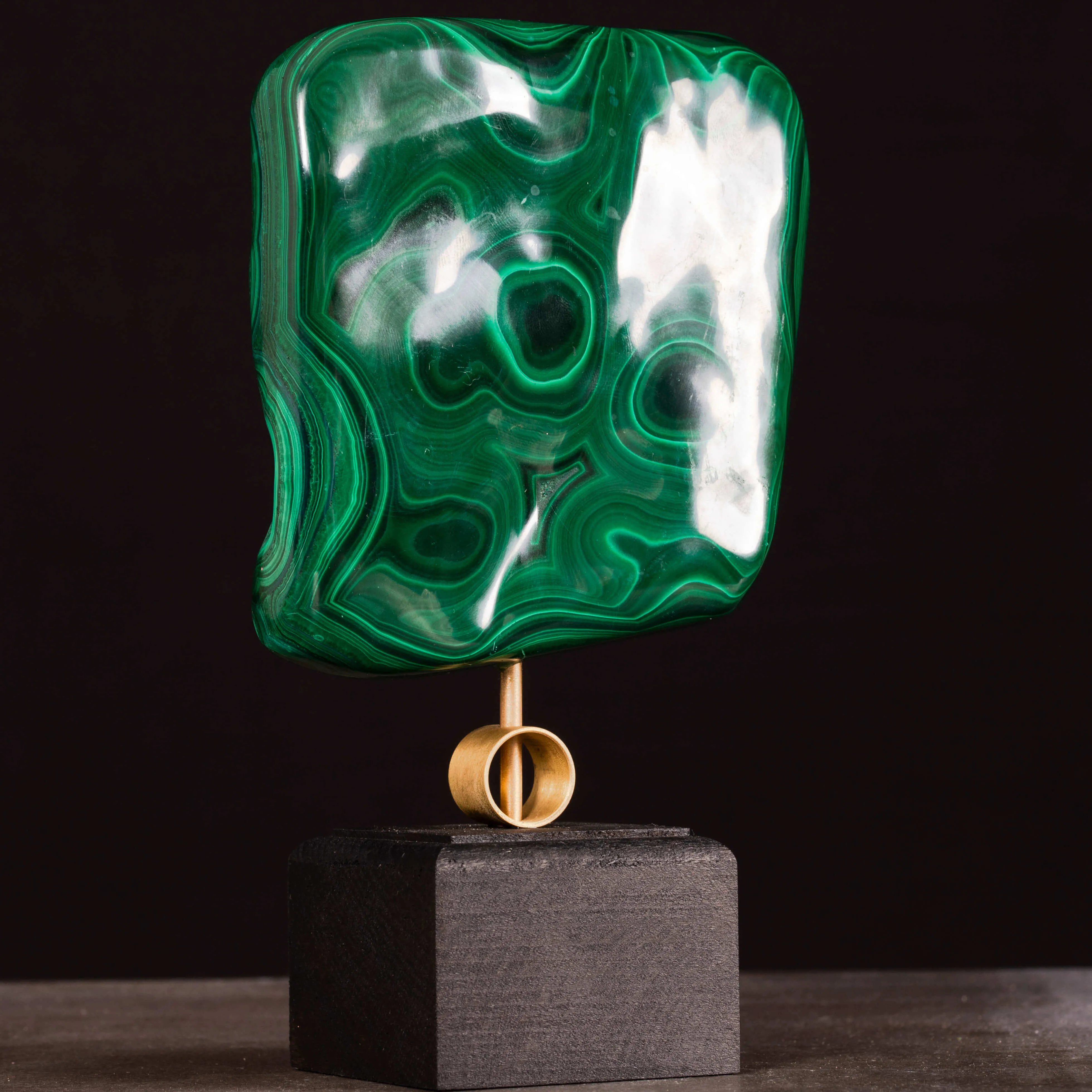 Malachite Naturale del Congo su Base Decorativa.