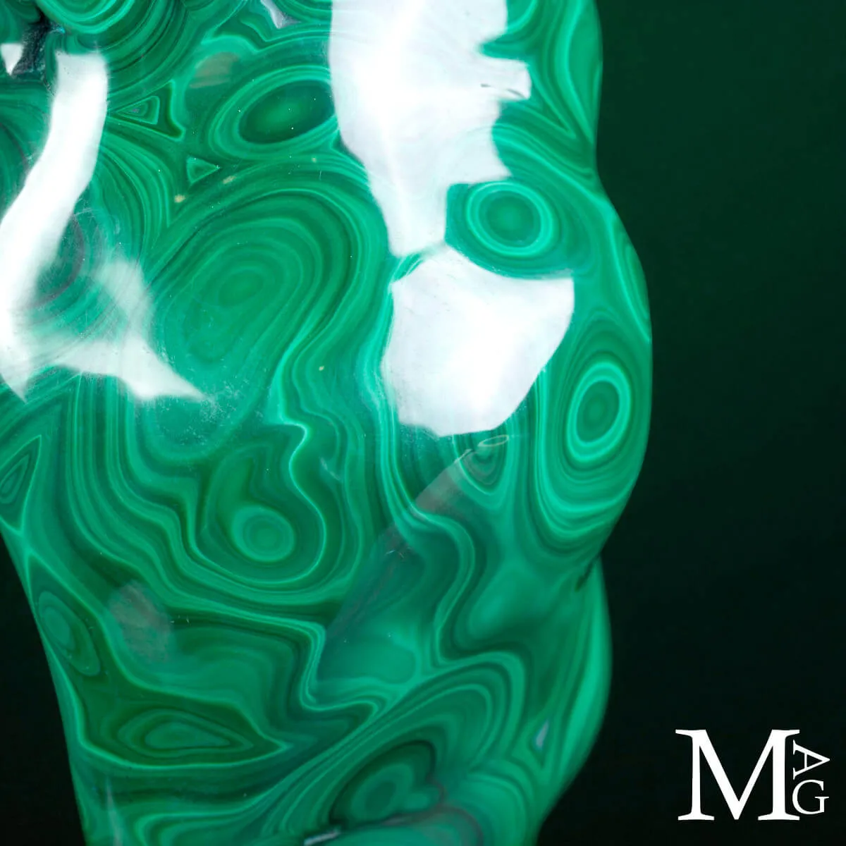 Malachite Lucidata – Forma naturale, design contemporaneo.
