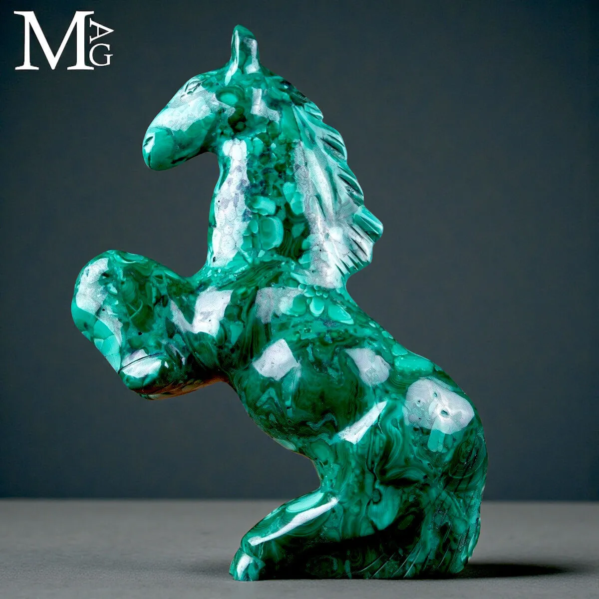 Cavallo scolpito in malachite – Scultura ornamentale.