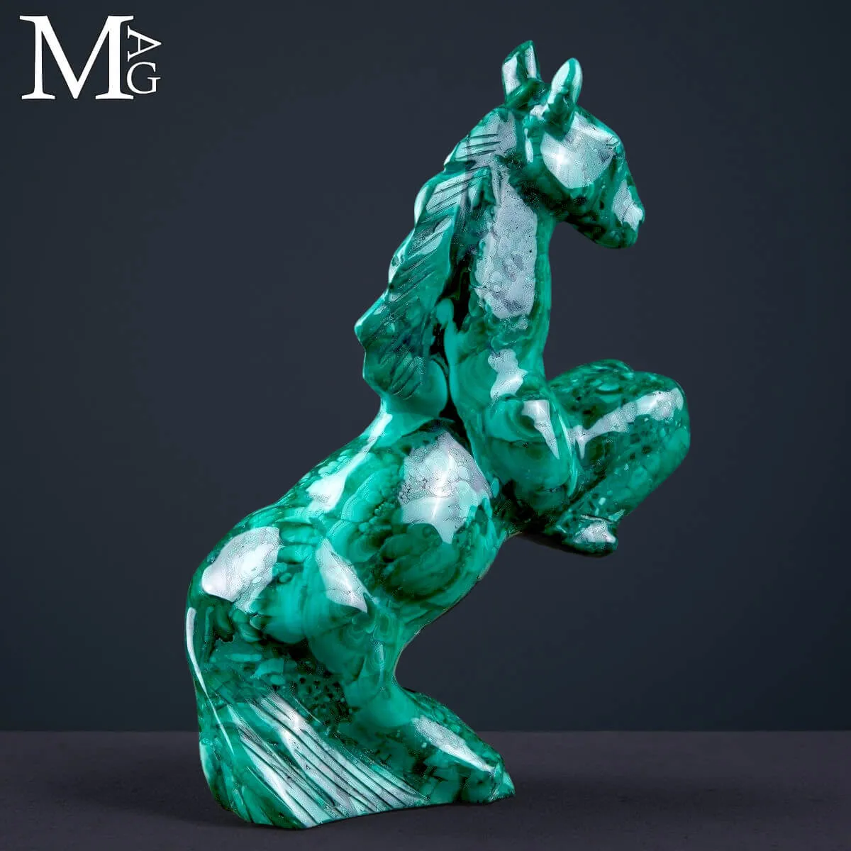 Cavallo scolpito in malachite – Scultura ornamentale.