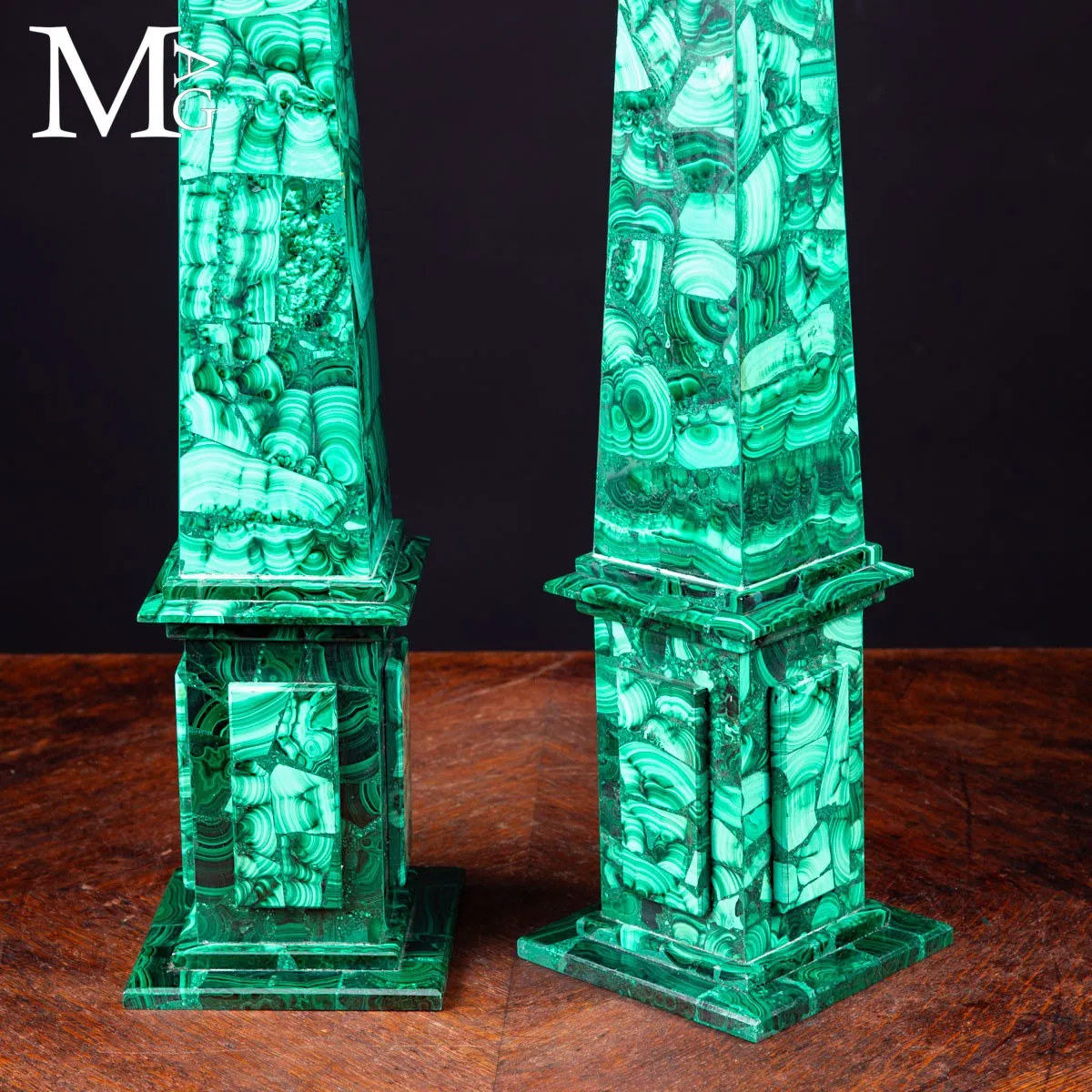 Coppia di Obelischi in Malachite di Qualità Extra.