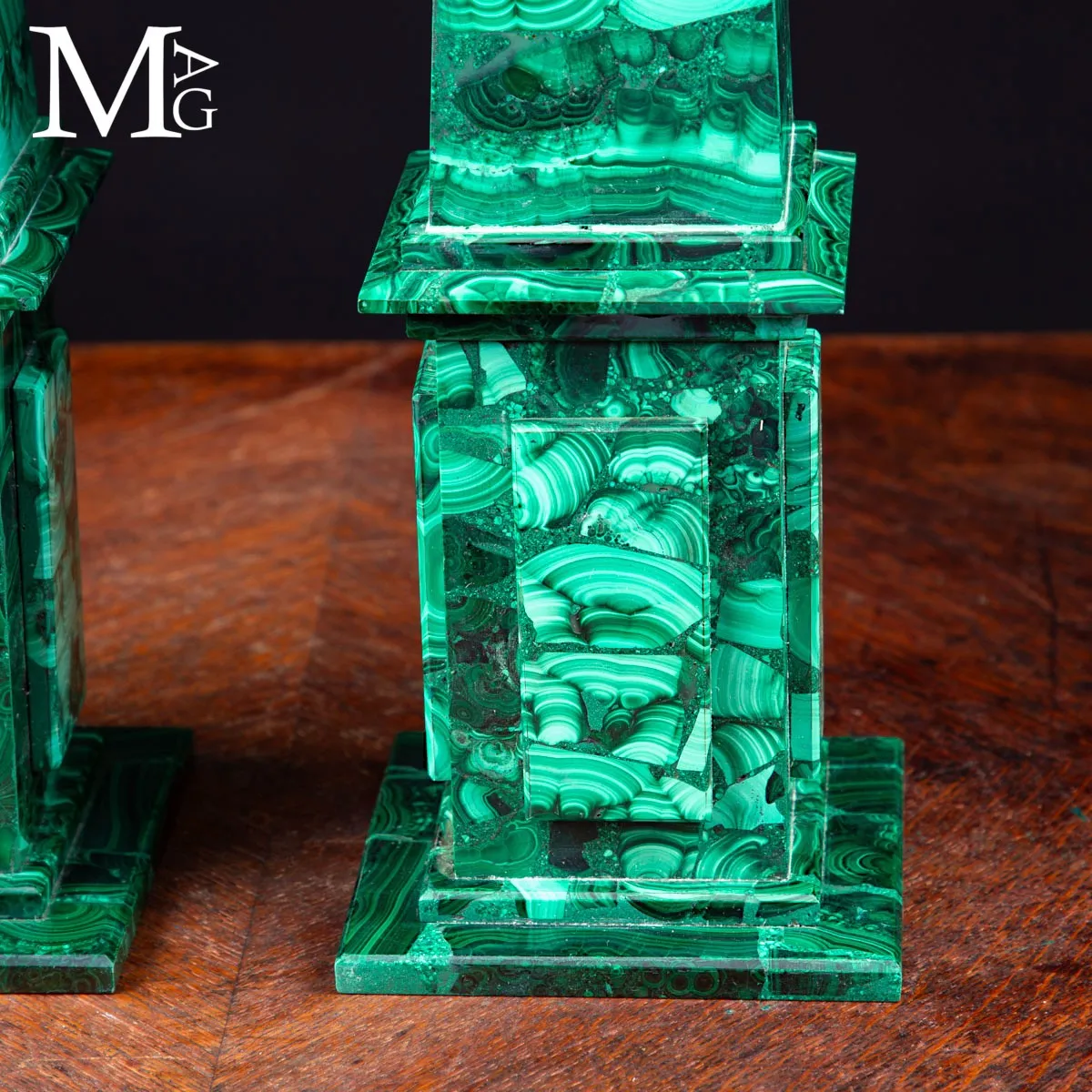 Coppia di Obelischi in Malachite di Qualità Extra.