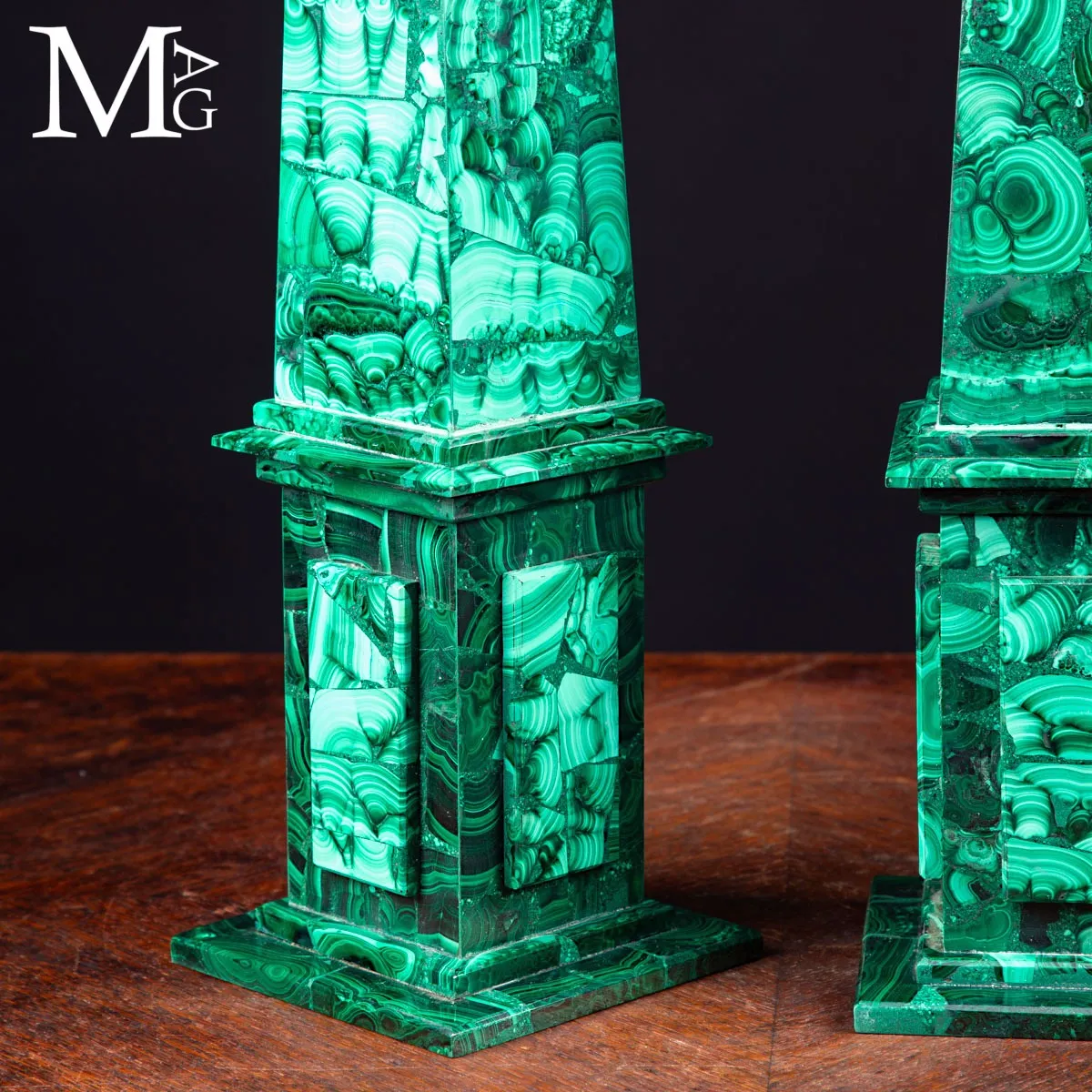 Coppia di Obelischi in Malachite di Qualità Extra.