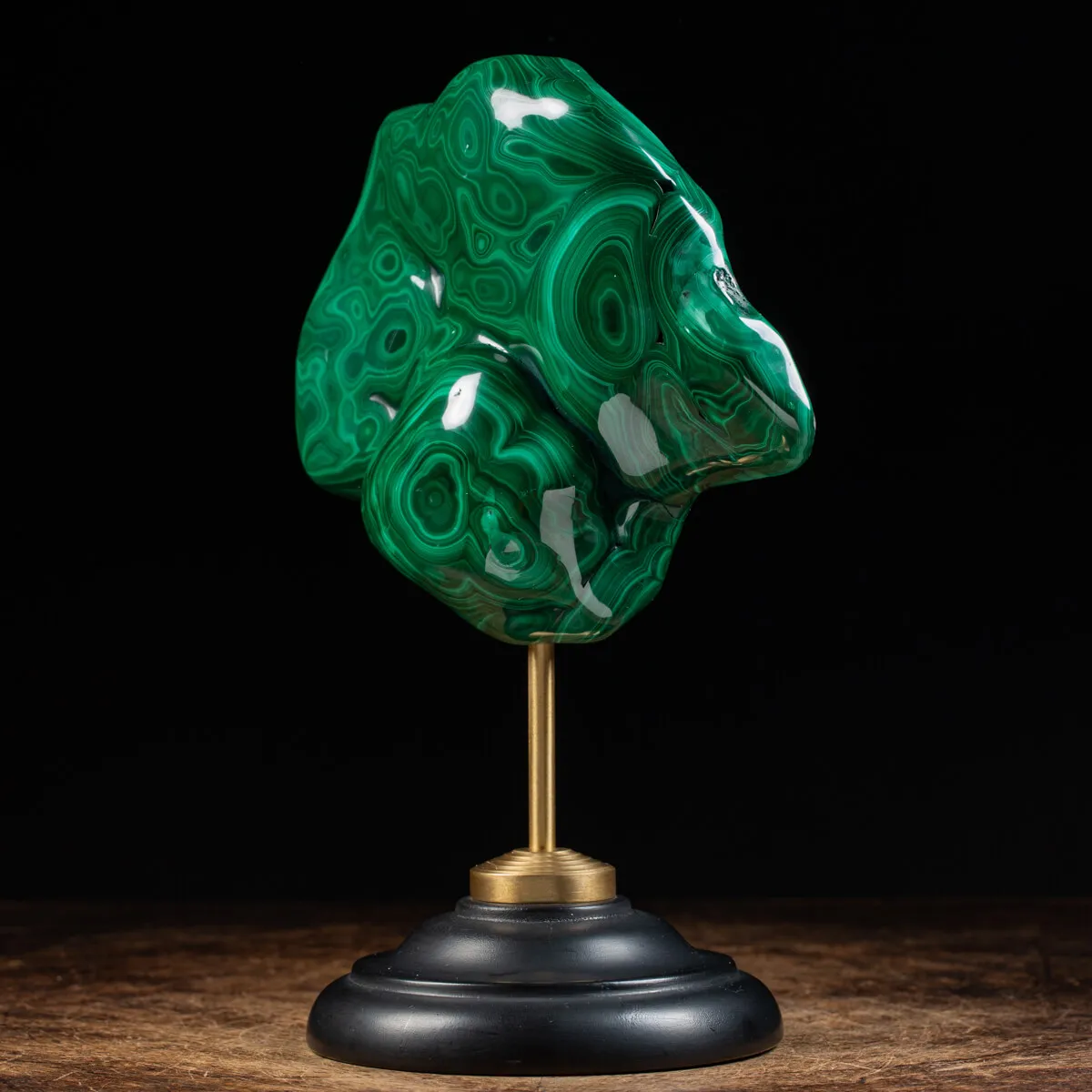 Malachite su piedistallo in legno e ottone
