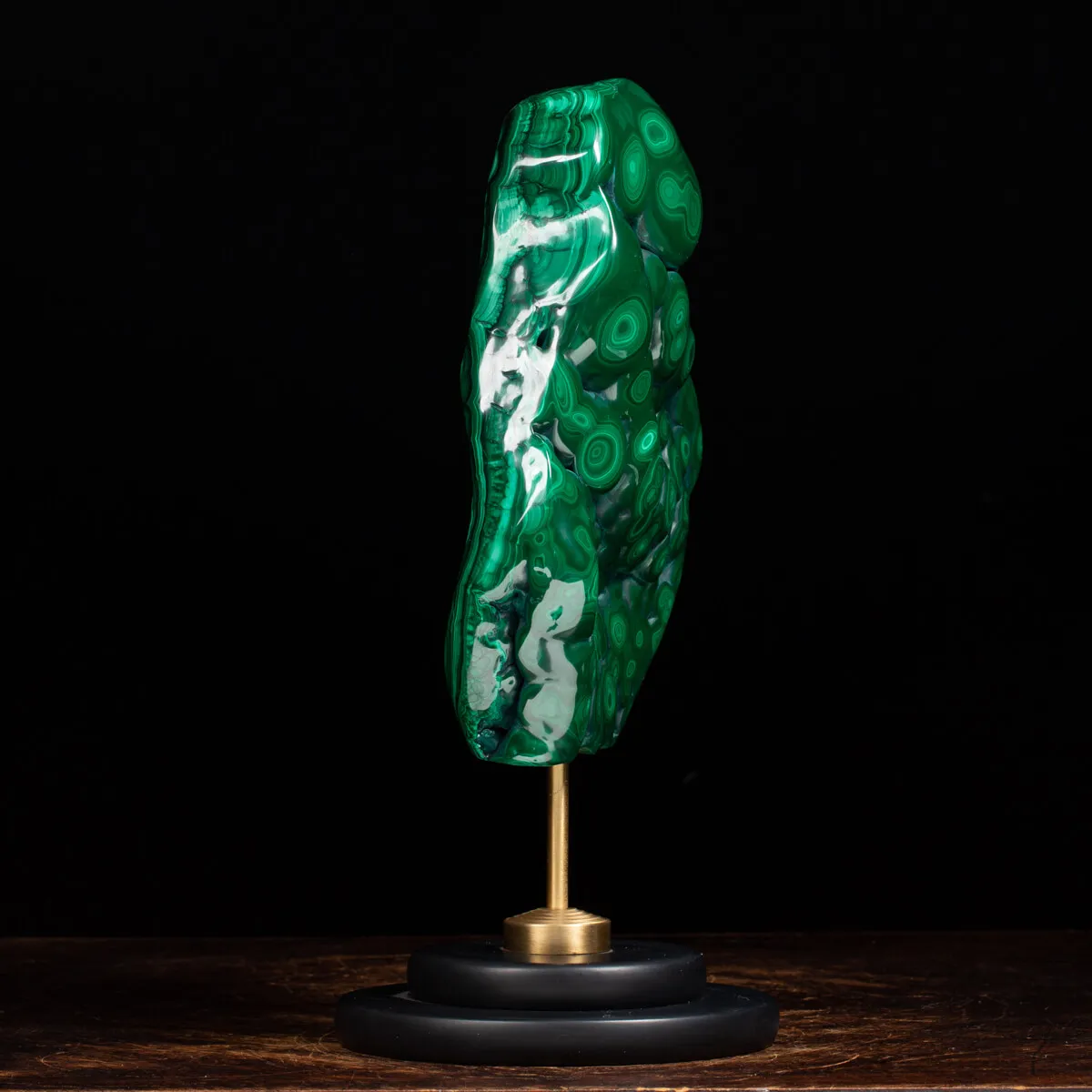 Malachite su piedistallo in legno e ottone