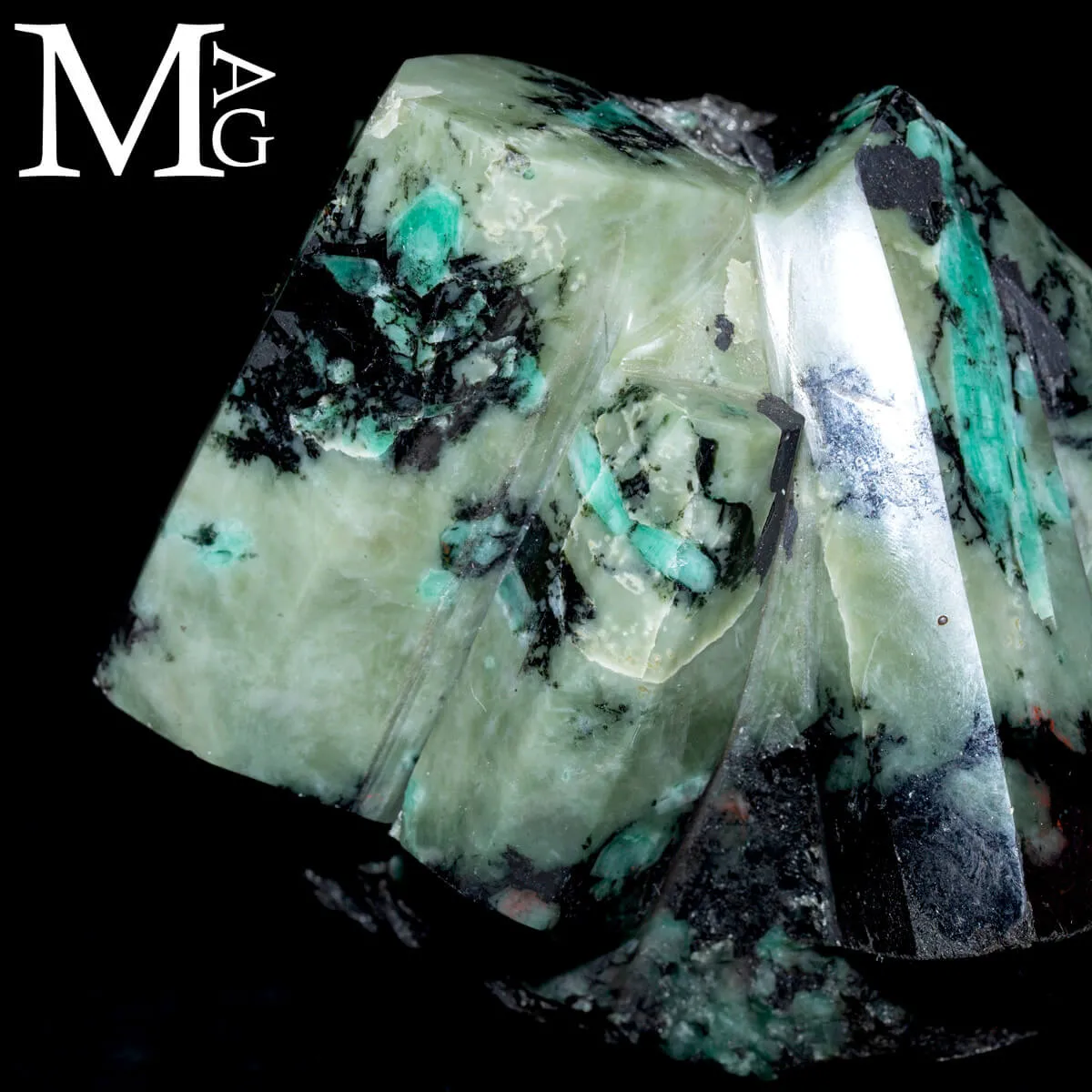Cristalli di Smeraldo in Biotite Scolpita.