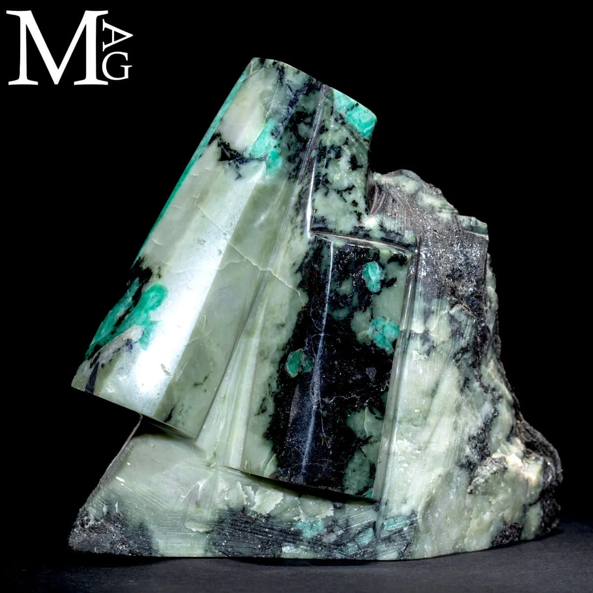 Smeraldi Verdi in Matrice di Biotite.