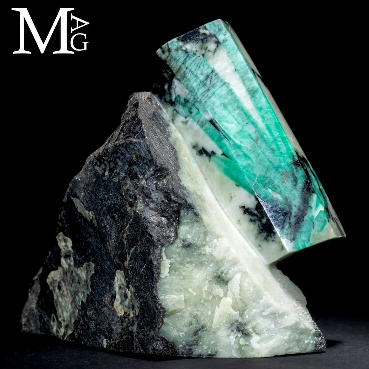 Smeraldi Verdi in Matrice di Biotite.