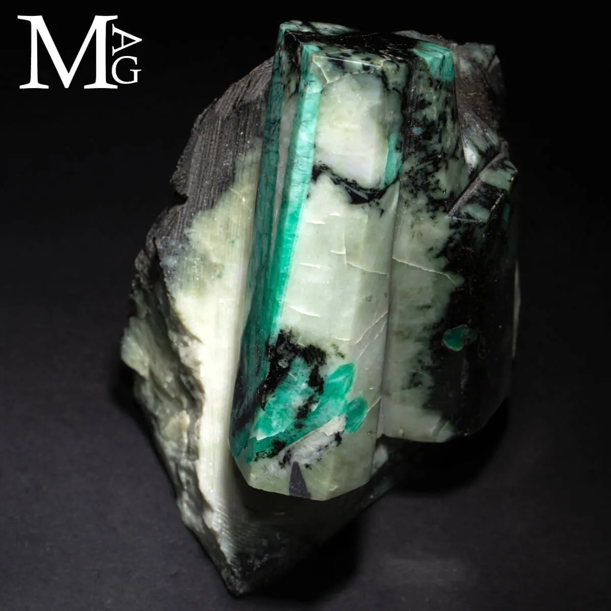 Smeraldi Verdi in Matrice di Biotite.