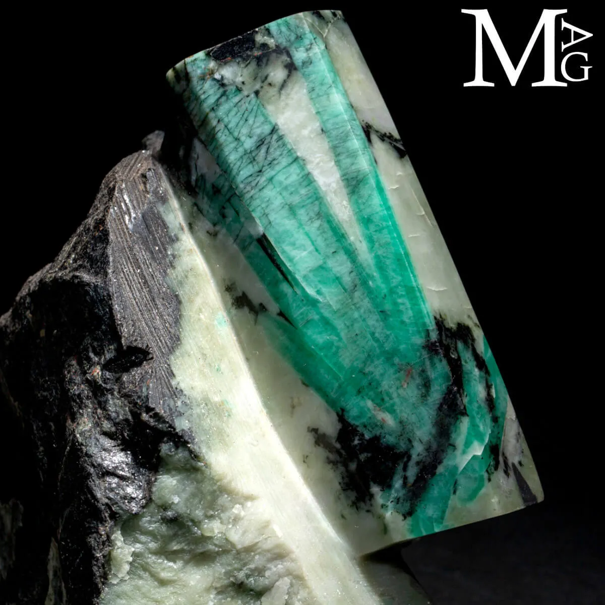 Smeraldi Verdi in Matrice di Biotite.