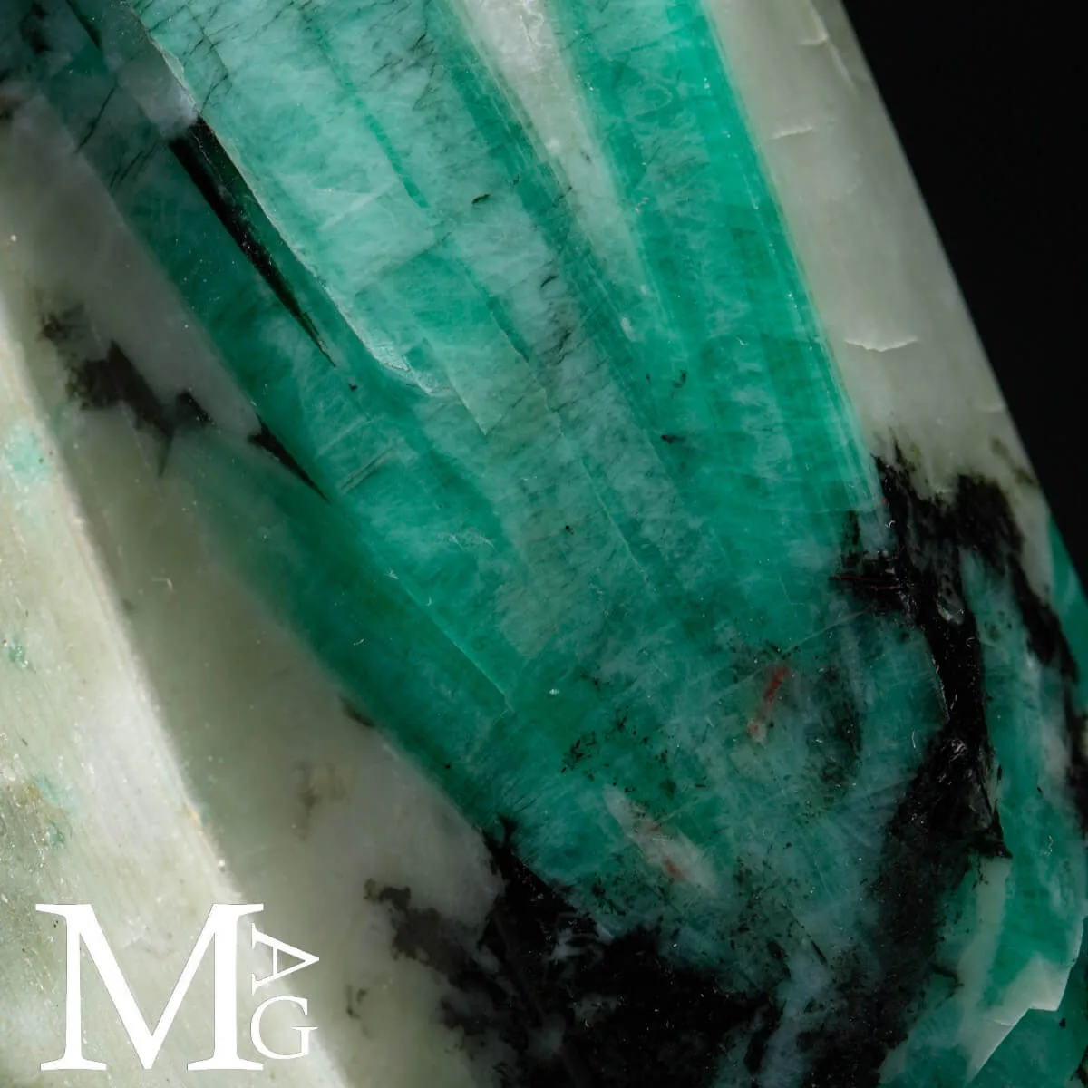 Smeraldi Verdi in Matrice di Biotite.