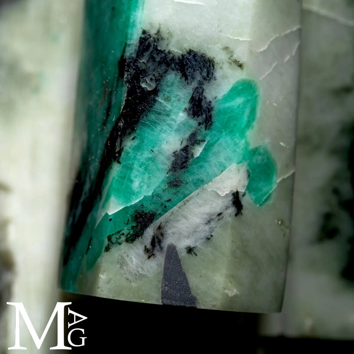 Smeraldi Verdi in Matrice di Biotite.